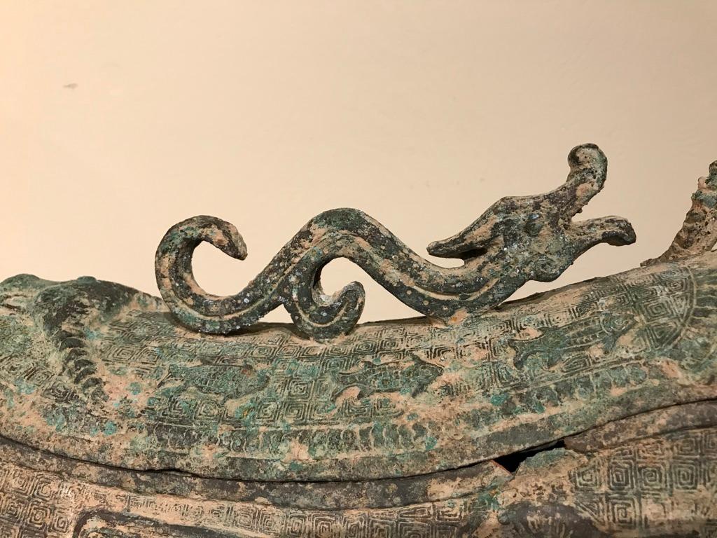 Vase à vin rituel chinois archaïque en bronze en forme de bélier en vente 5