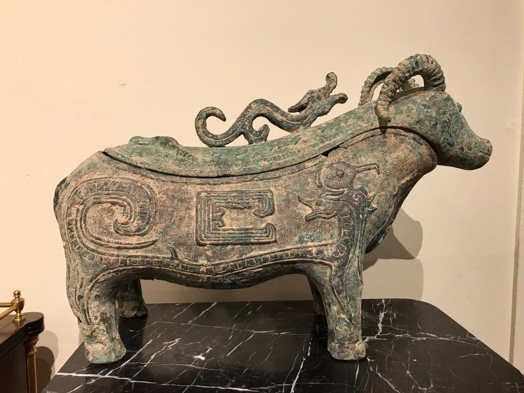 Archaïque Vase à vin rituel chinois archaïque en bronze en forme de bélier en vente