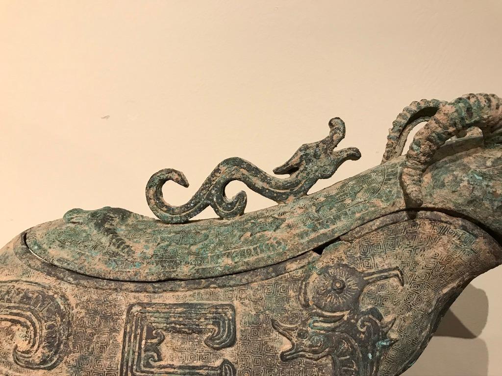 Chinois Vase à vin rituel chinois archaïque en bronze en forme de bélier en vente