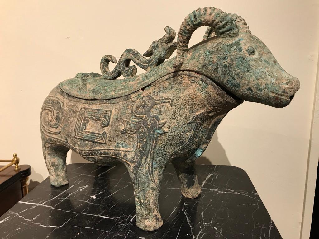 Chinesisches archaisches rituelles Widder-Weingefäß aus Bronze (20. Jahrhundert) im Angebot