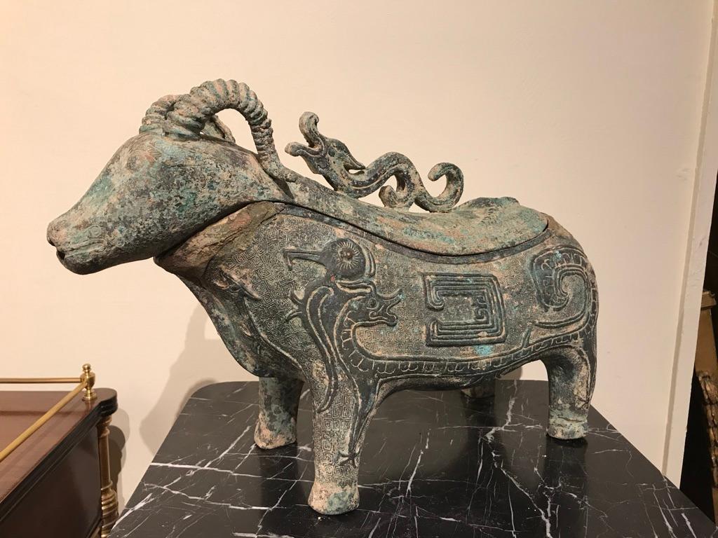 20ième siècle Vase à vin rituel chinois archaïque en bronze en forme de bélier en vente