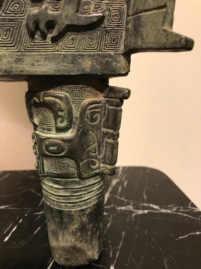 Vase rituel chinois archaïque en bronze Bon état - En vente à Stamford, CT