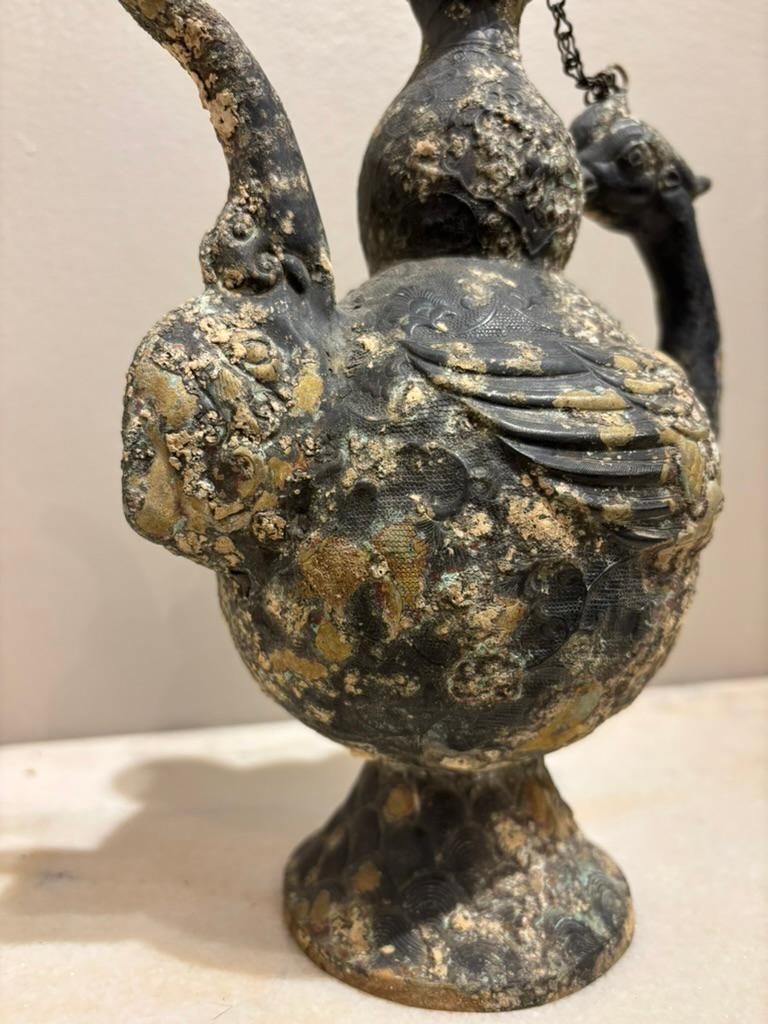 XX secolo Vaso rirualistico cinese in rame arcaico a forma di uccello in vendita