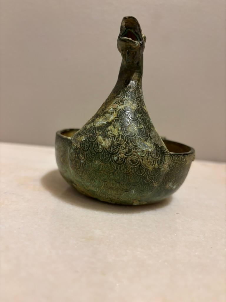 Piatto arcaico cinese a forma di anatra con decorazione incisa Patina Verdigis in vendita 3