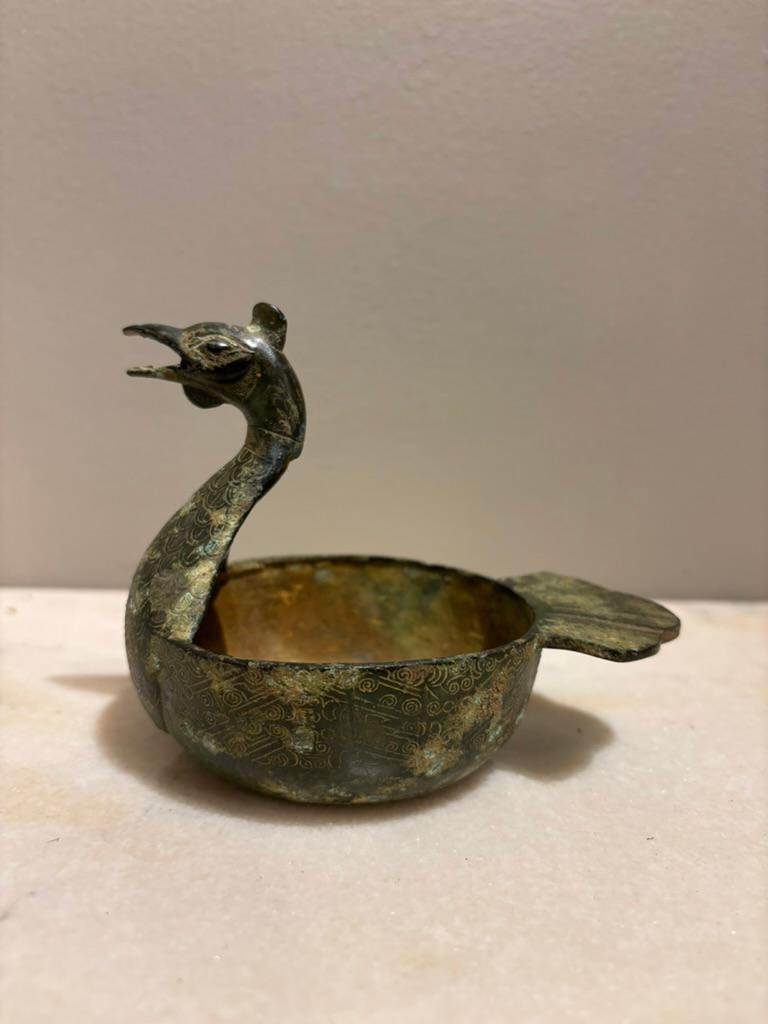 Piatto arcaico cinese a forma di anatra con decorazione incisa Patina Verdigis in vendita 4
