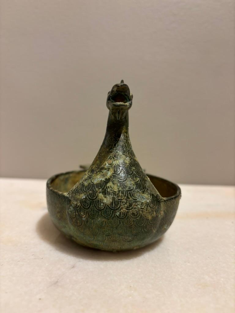 Piatto arcaico cinese in bronzo a forma di anatra con piume del collo e della coda splendidamente incise e disegni geometrici e a spirale sui lati. Meravigliosa patina verdastra variegata e incrostazioni. Un dolce pezzo di scultura animale. 

5