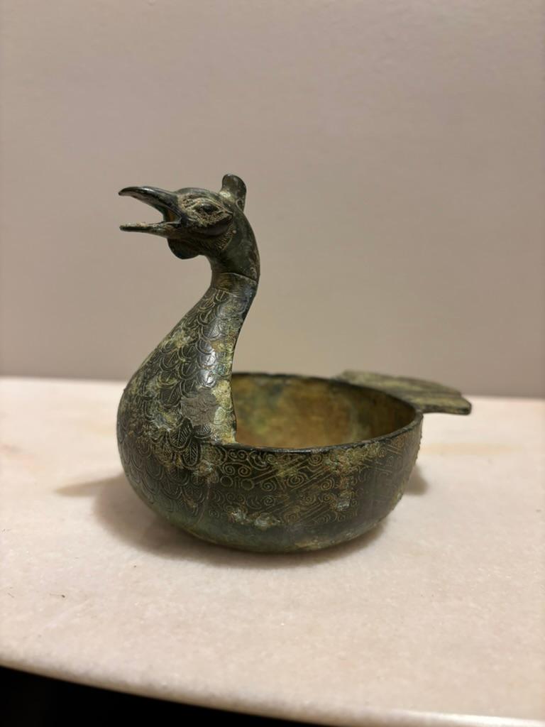 Arcaistico Piatto arcaico cinese a forma di anatra con decorazione incisa Patina Verdigis in vendita