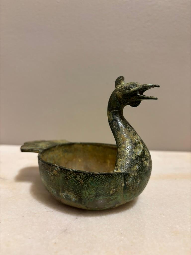 Cinese Piatto arcaico cinese a forma di anatra con decorazione incisa Patina Verdigis in vendita