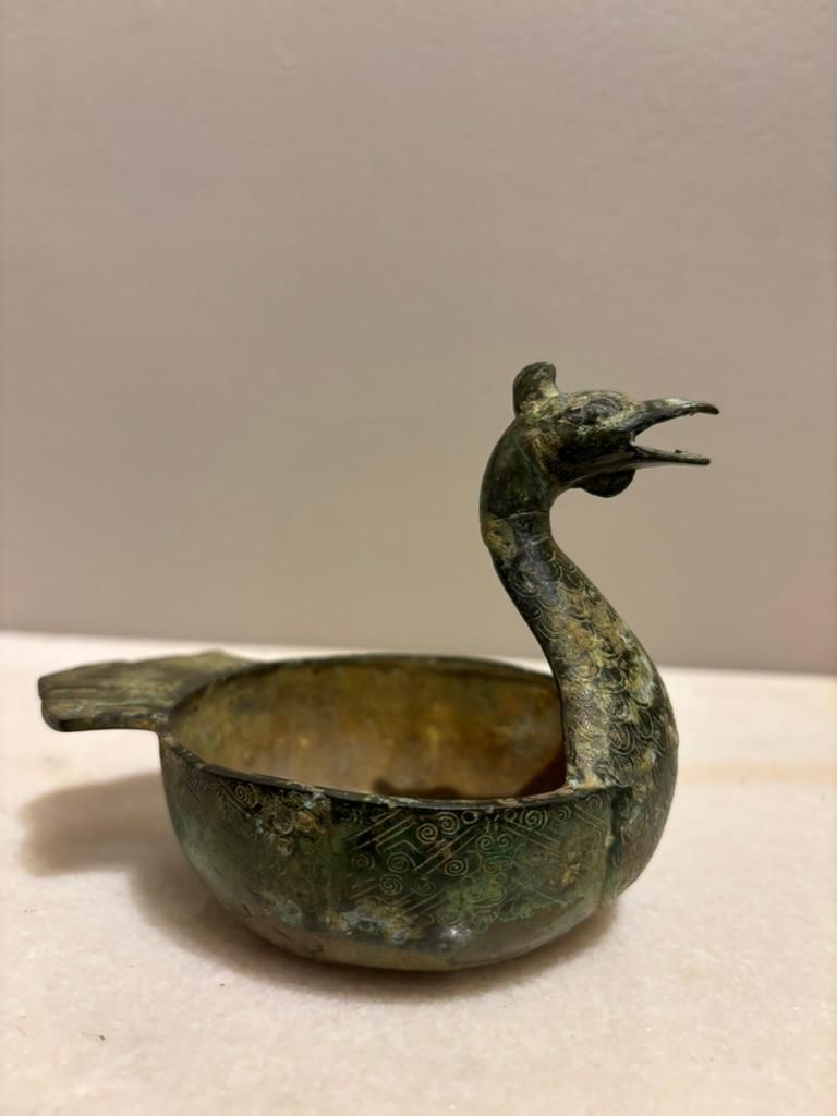Calco Piatto arcaico cinese a forma di anatra con decorazione incisa Patina Verdigis in vendita