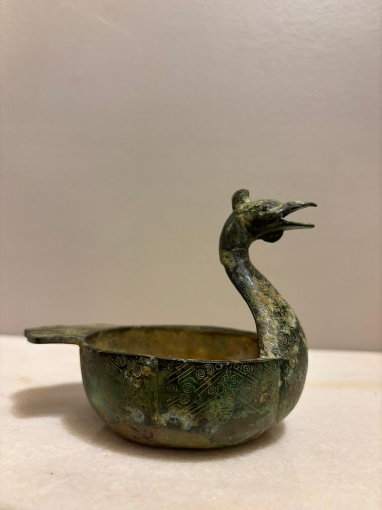 Piatto arcaico cinese a forma di anatra con decorazione incisa Patina Verdigis In condizioni buone in vendita a Stamford, CT