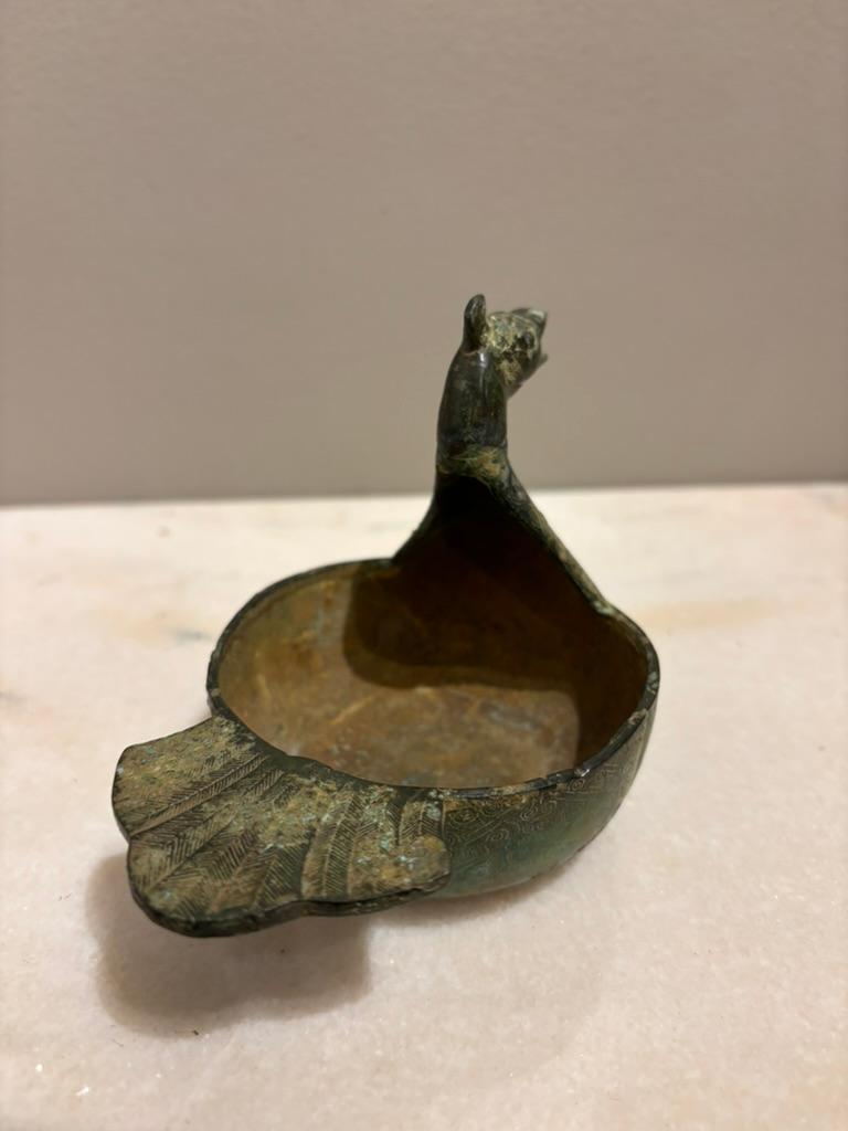 XX secolo Piatto arcaico cinese a forma di anatra con decorazione incisa Patina Verdigis in vendita