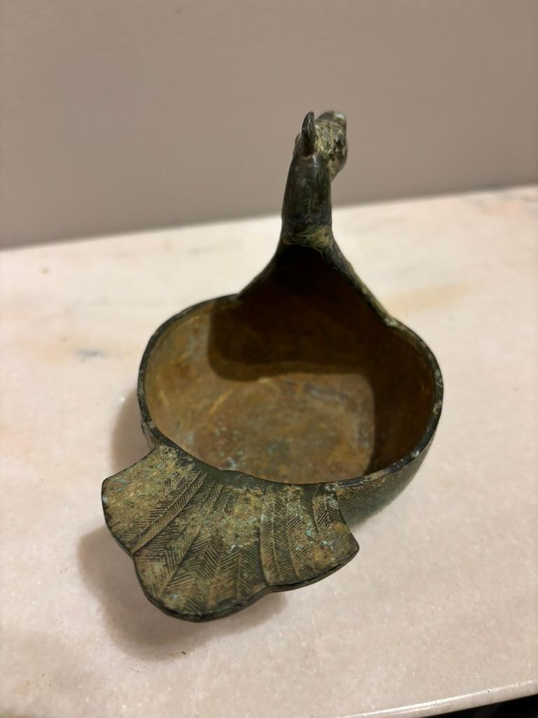 Bronzo Piatto arcaico cinese a forma di anatra con decorazione incisa Patina Verdigis in vendita
