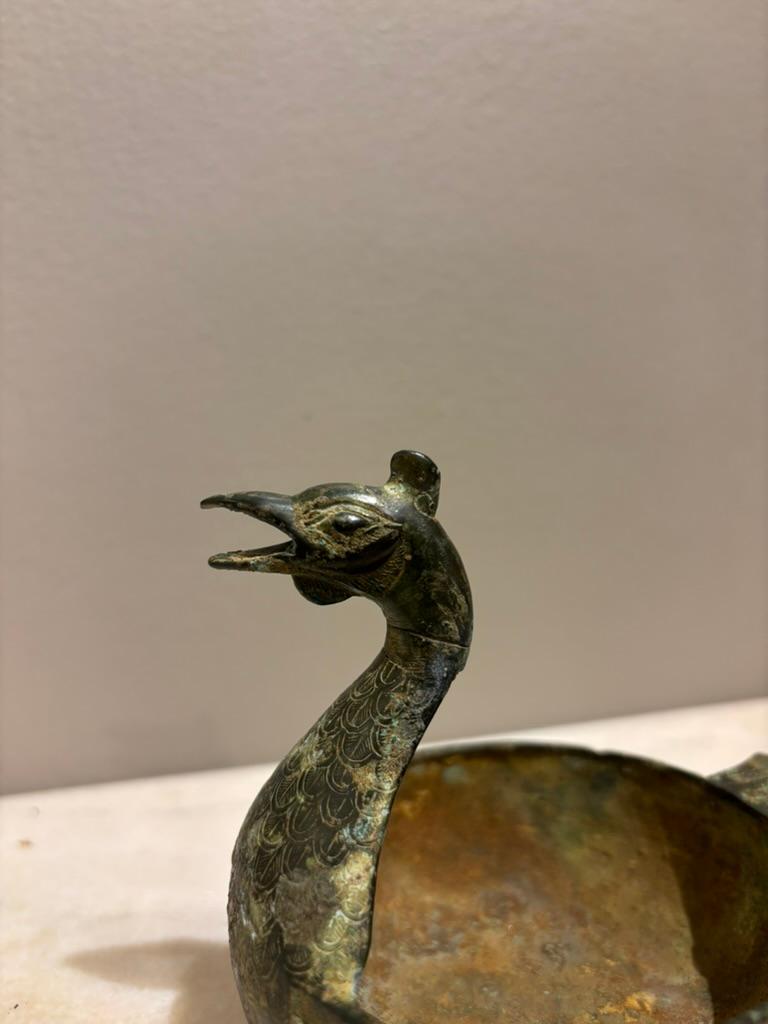 Piatto arcaico cinese a forma di anatra con decorazione incisa Patina Verdigis in vendita 1