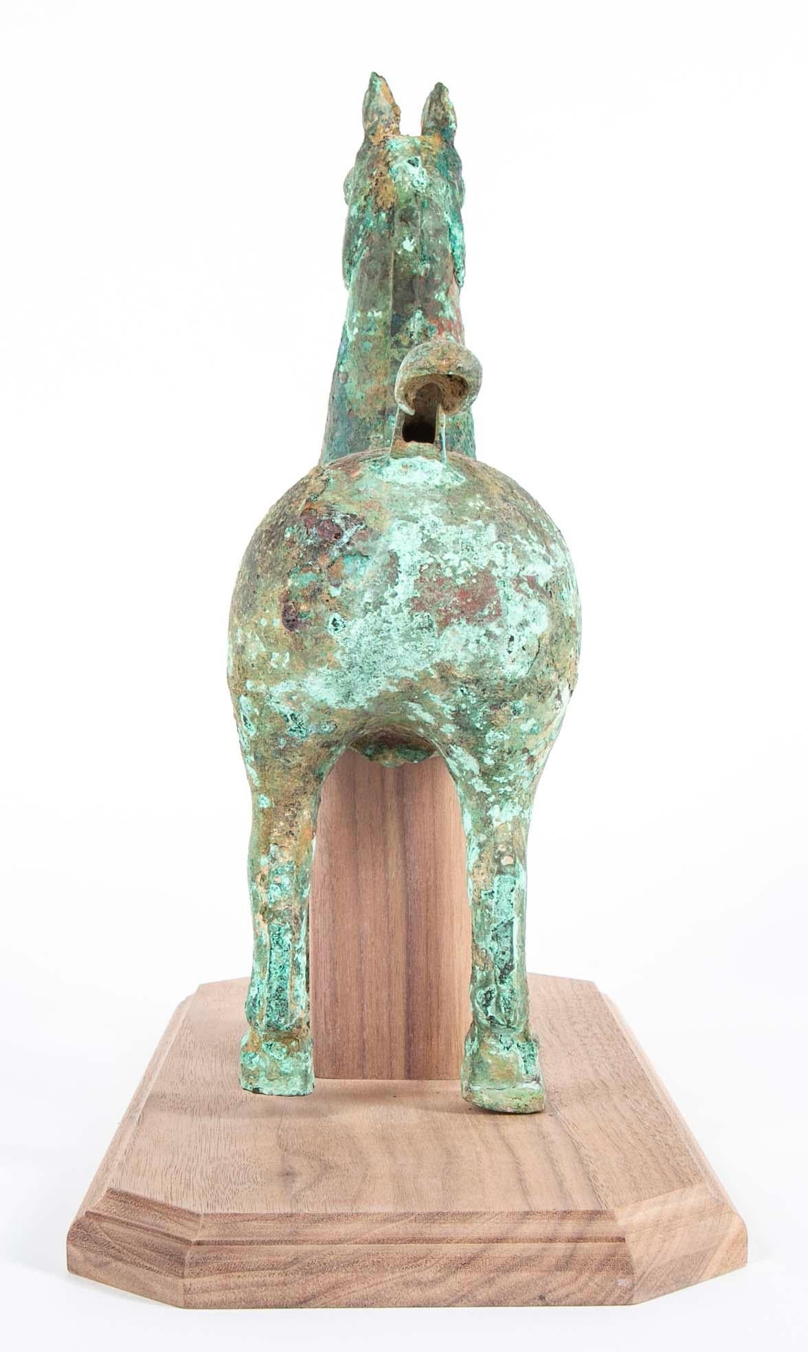 Cavallo arcaico cinese in stile Han con patina di Verdigris in vendita 2