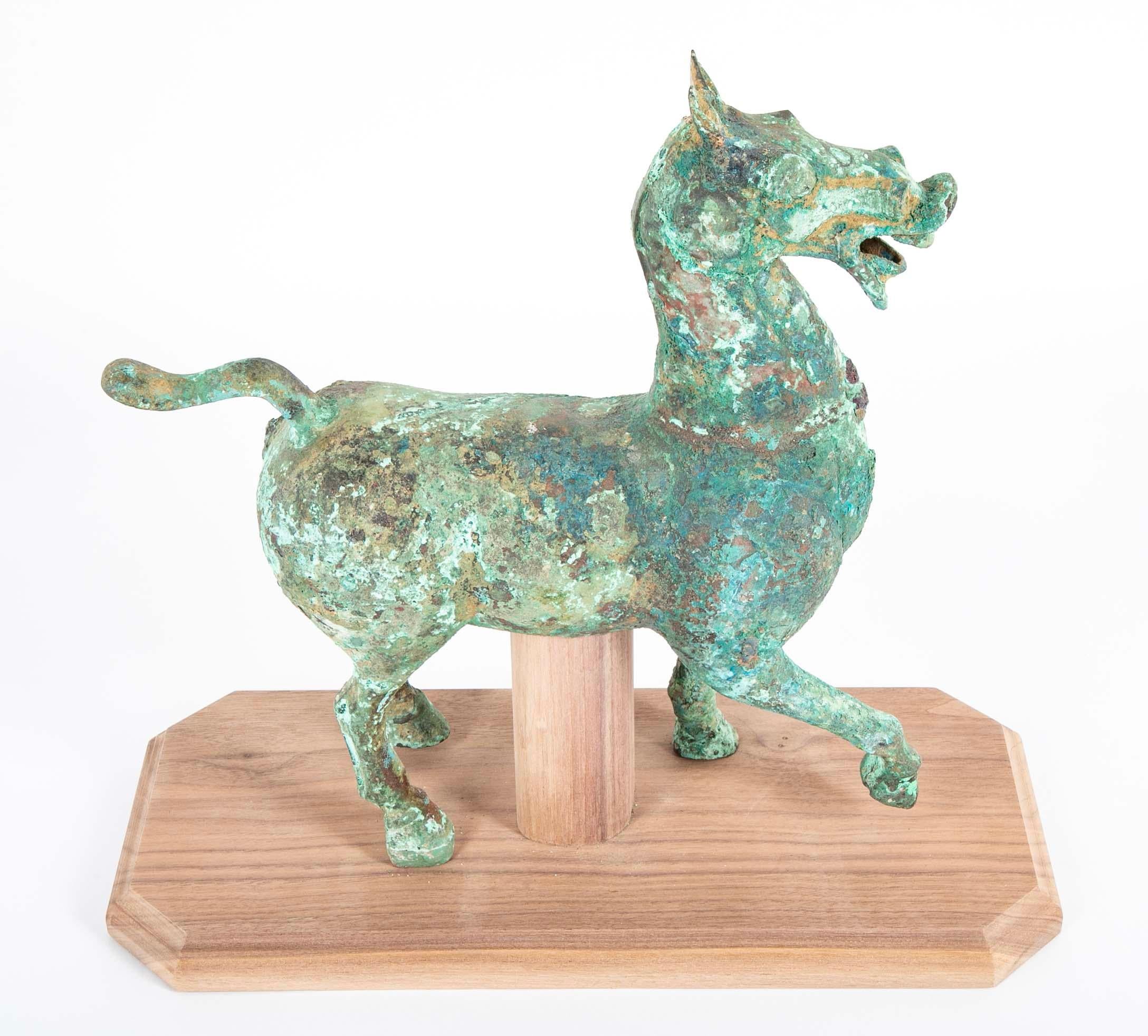 Cavallo arcaico cinese in stile Han con patina di Verdigris in vendita 4