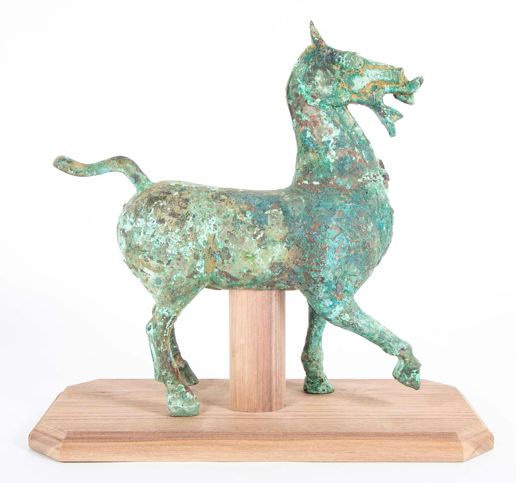 Cavallo arcaico cinese in stile Han con patina di Verdigris in vendita 5