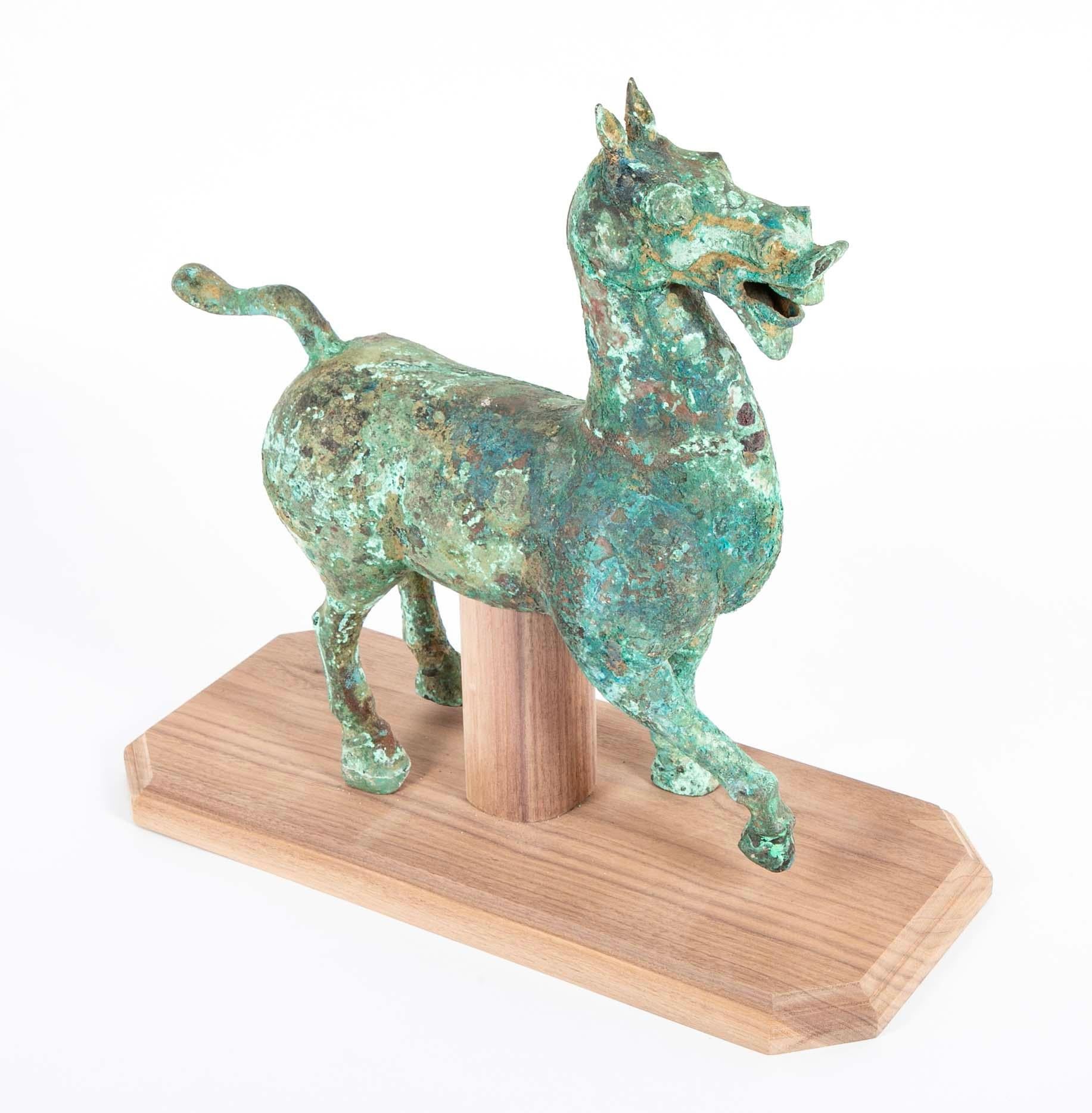 Arcaistico Cavallo arcaico cinese in stile Han con patina di Verdigris in vendita