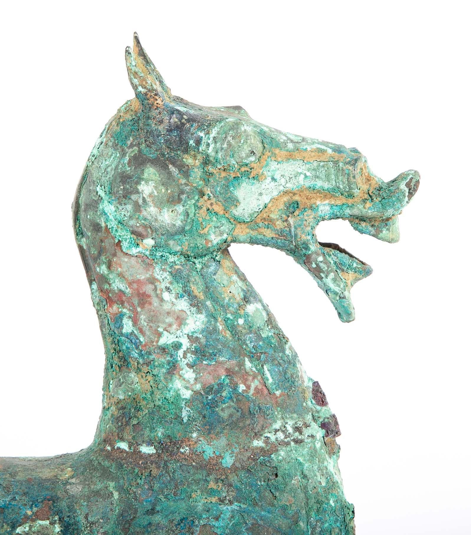 Cavallo arcaico cinese in stile Han con patina di Verdigris In condizioni buone in vendita a Stamford, CT