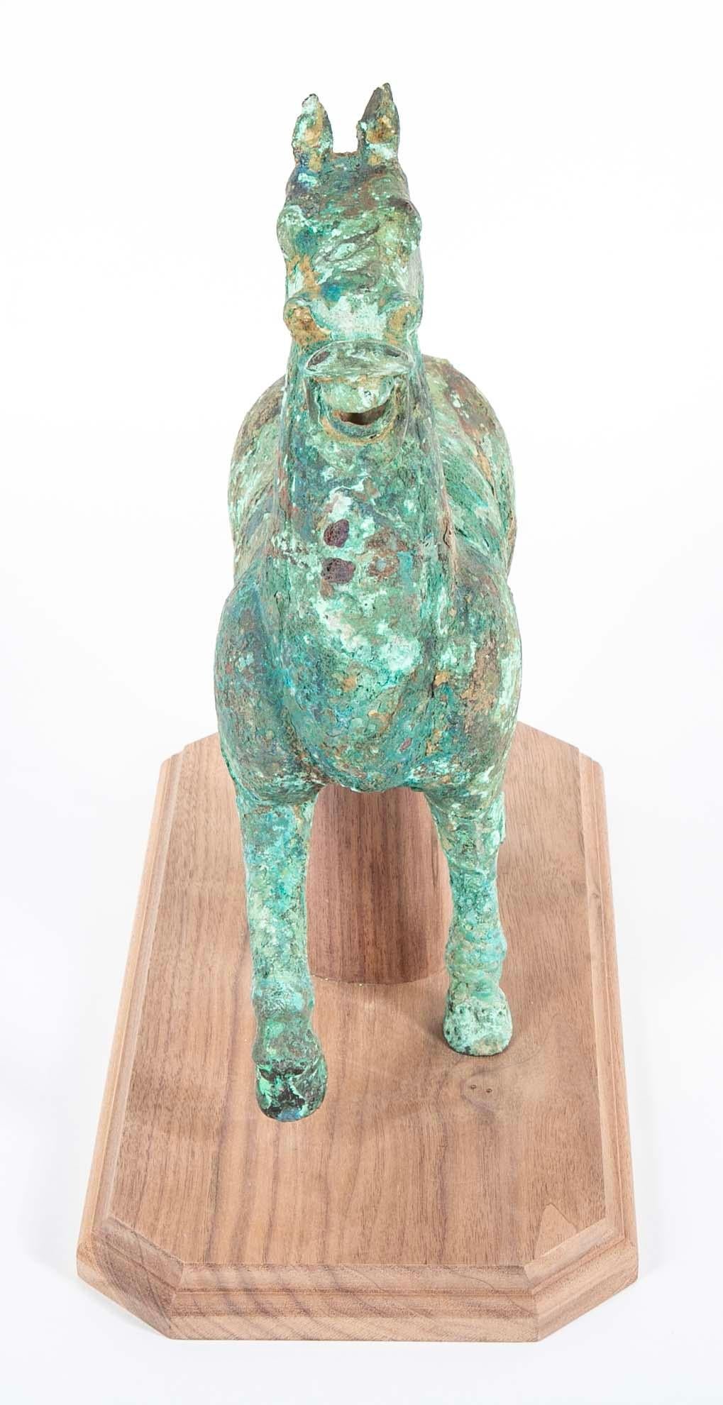 XX secolo Cavallo arcaico cinese in stile Han con patina di Verdigris in vendita