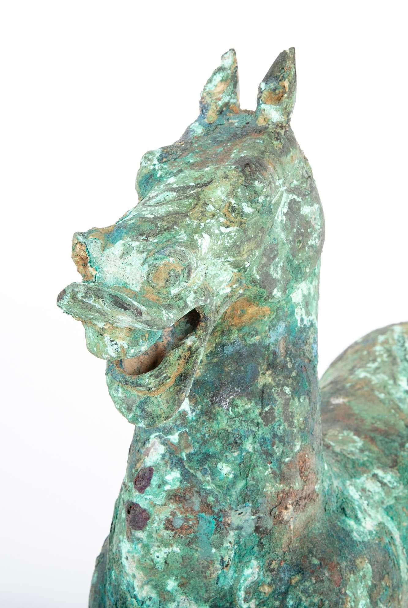 Bronzo Cavallo arcaico cinese in stile Han con patina di Verdigris in vendita