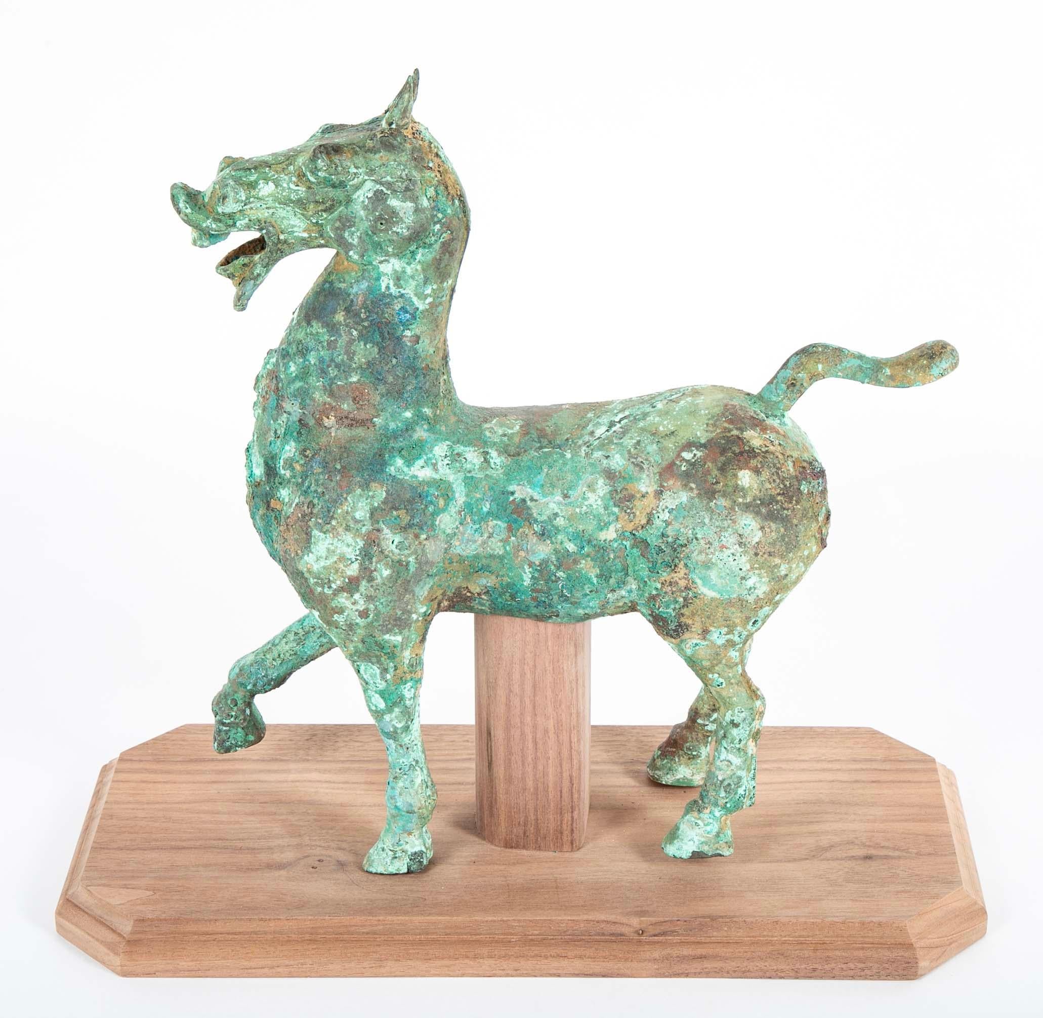 Cavallo arcaico cinese in stile Han con patina di Verdigris in vendita 1