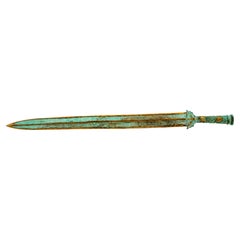 Chinesisches Schwert aus patiniertem Metall im archaischen Stil