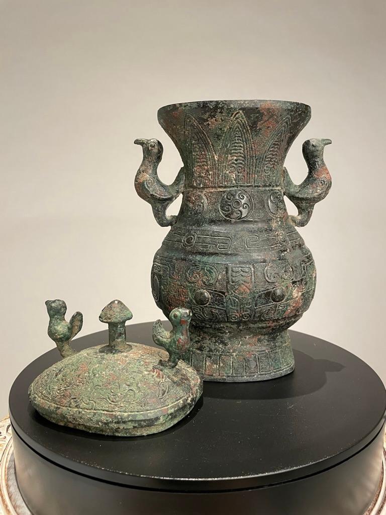 Chinesisches archaisches Bronzegefäß mit Deckel und Vogelgriffen im Stil der Streitenden Staaten im Angebot 7