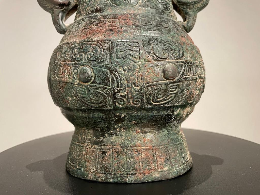 Chinesisches archaisches Bronzegefäß mit Deckel und Vogelgriffen im Stil der Streitenden Staaten (Patiniert) im Angebot