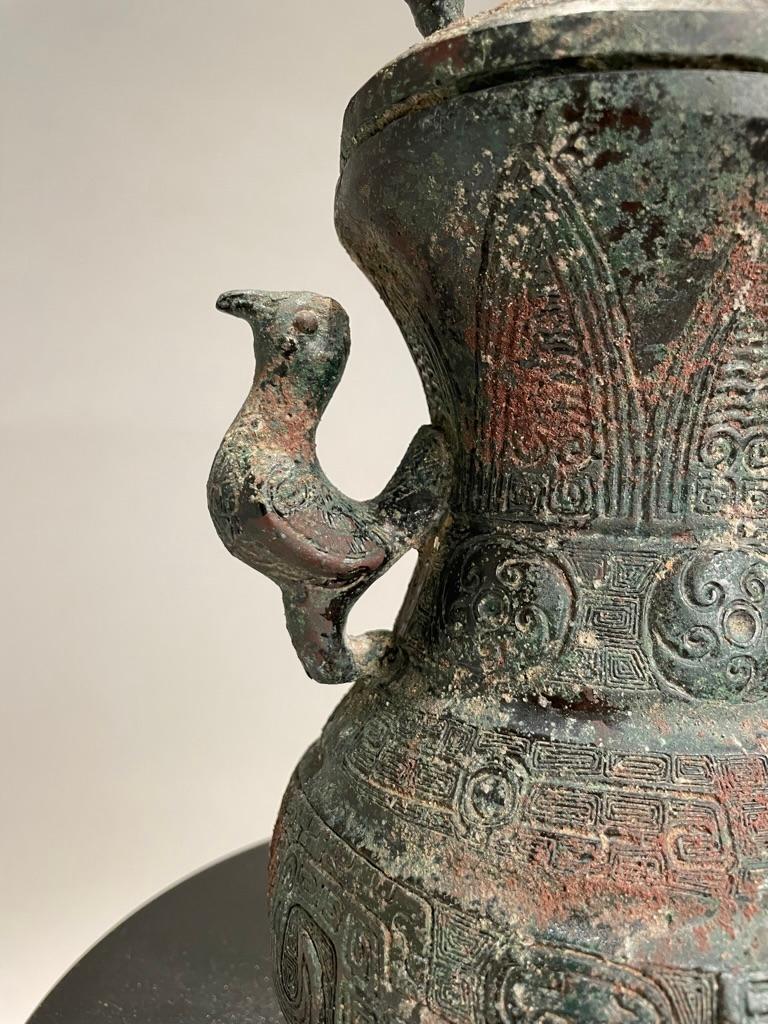 Chinesisches archaisches Bronzegefäß mit Deckel und Vogelgriffen im Stil der Streitenden Staaten (20. Jahrhundert) im Angebot