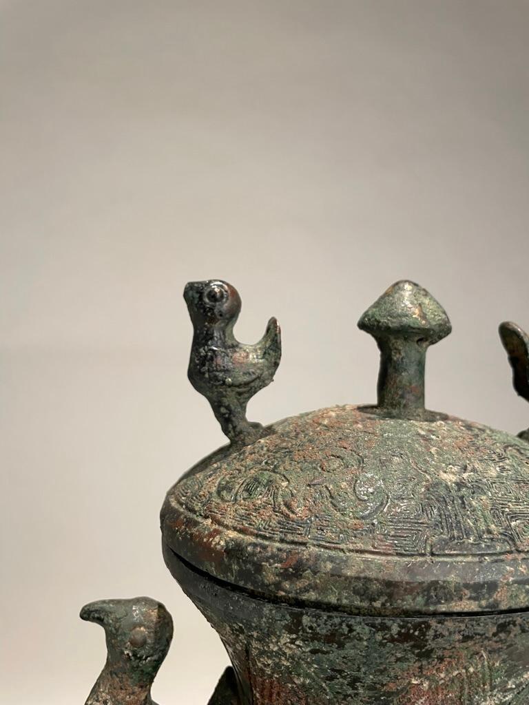 Chinesisches archaisches Bronzegefäß mit Deckel und Vogelgriffen im Stil der Streitenden Staaten im Angebot 1