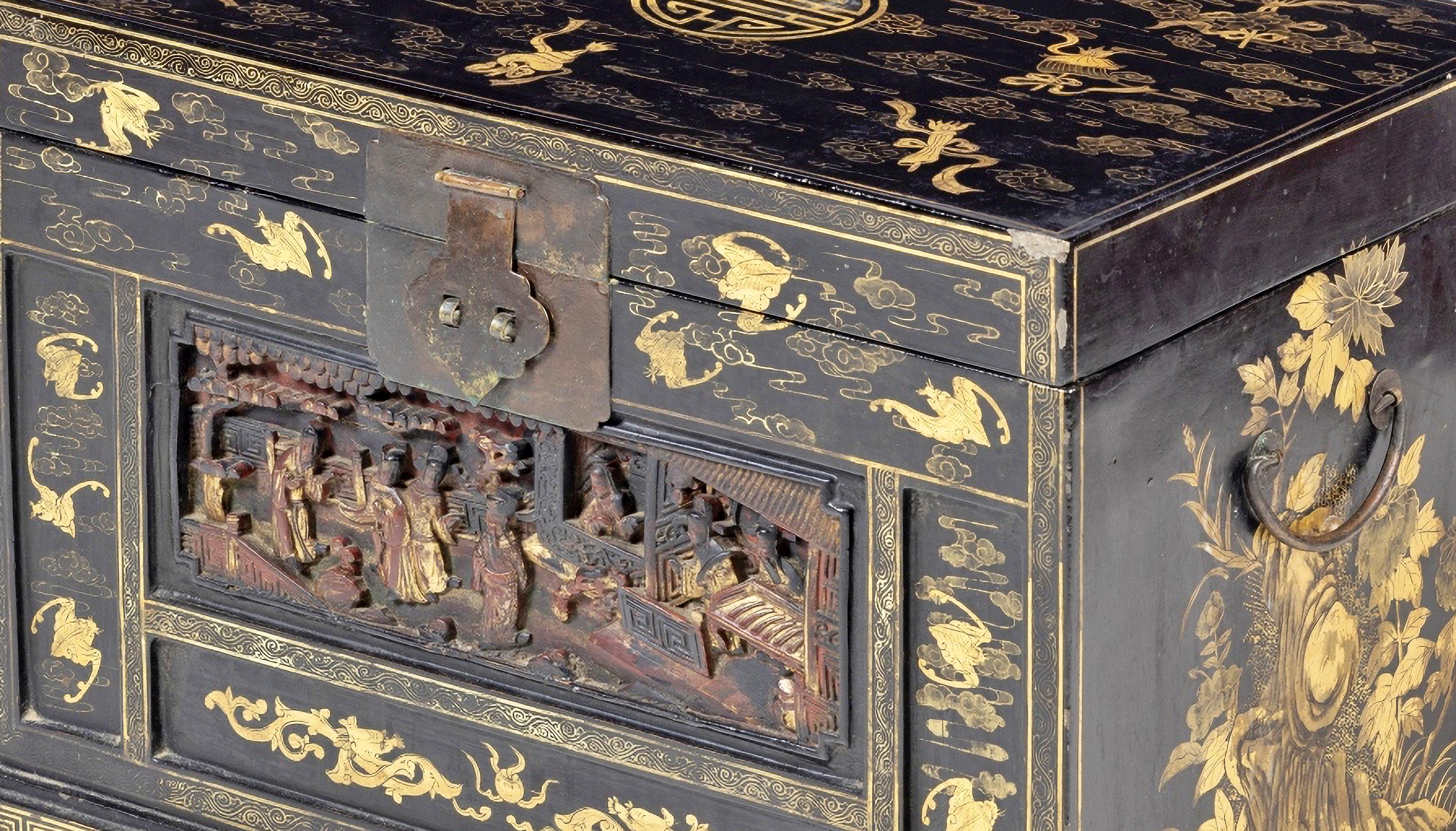 CHINESISCHE ARCHE Ching Dynasty 1892 19. Jahrhundert mit Zertifikat

aus schwarz lackiertem Holz mit Gold, die Pflanzenmotive und Figuren darstellen.
Metallbeschläge.
Gebrauchsspuren und kleine Mängel.
Einschließlich Zertifikat.
Abmessung: 80 x 60 x