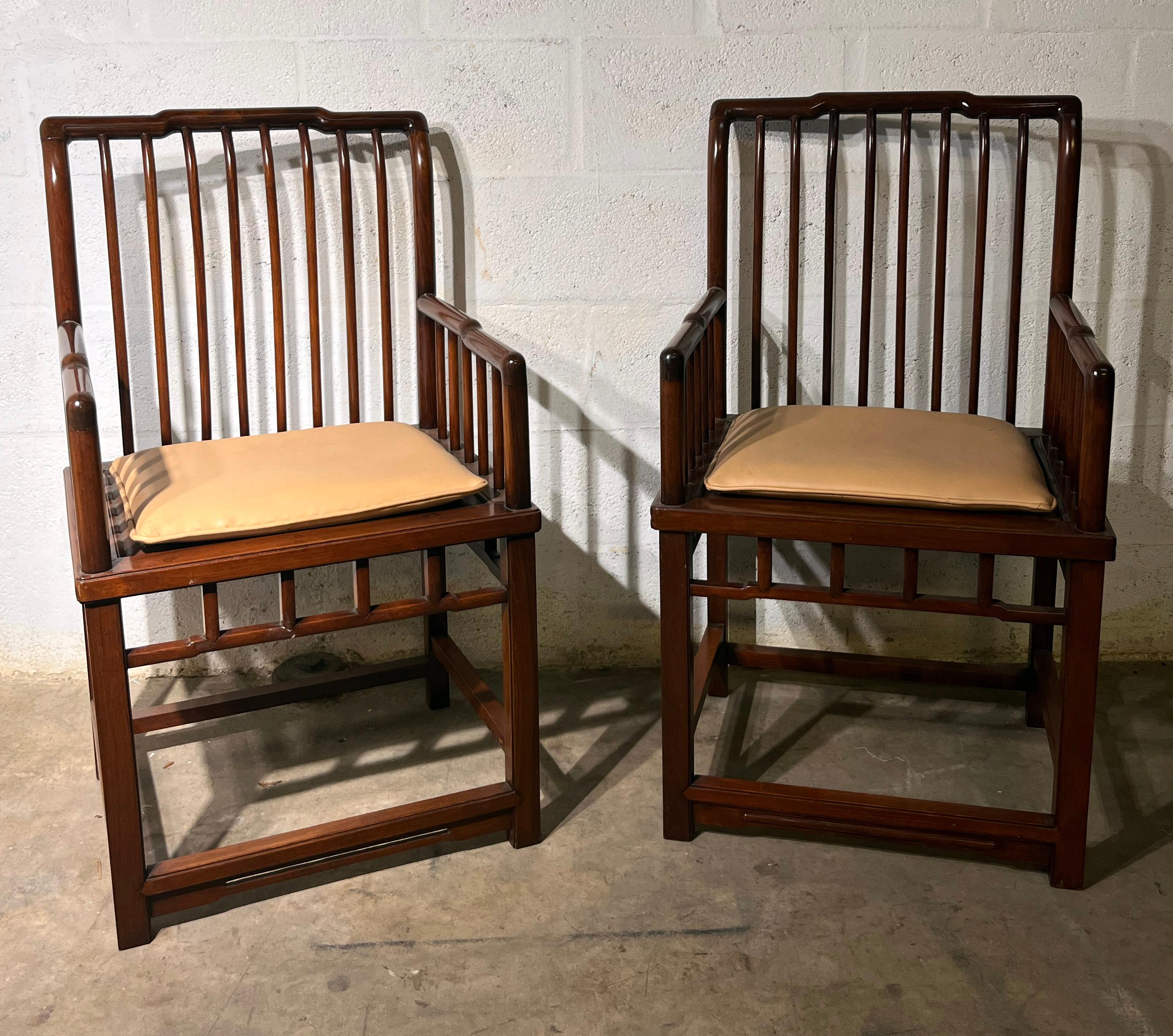 Très élégante paire de  Fauteuils à dossier en peigne de la fin de la période hongmu,
Fin de la dynastie Qing
Chaque chaise est d'une forme élégante, avec un plateau supérieur en forme de dos d'âne soutenu par des poteaux ronds s'étendant jusqu'aux