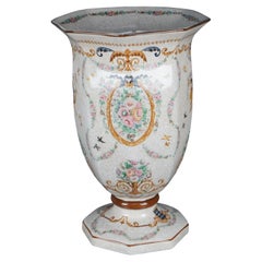 Urne néoclassique chinoise en porcelaine armoriée polychrome sur pied de 15 pouces