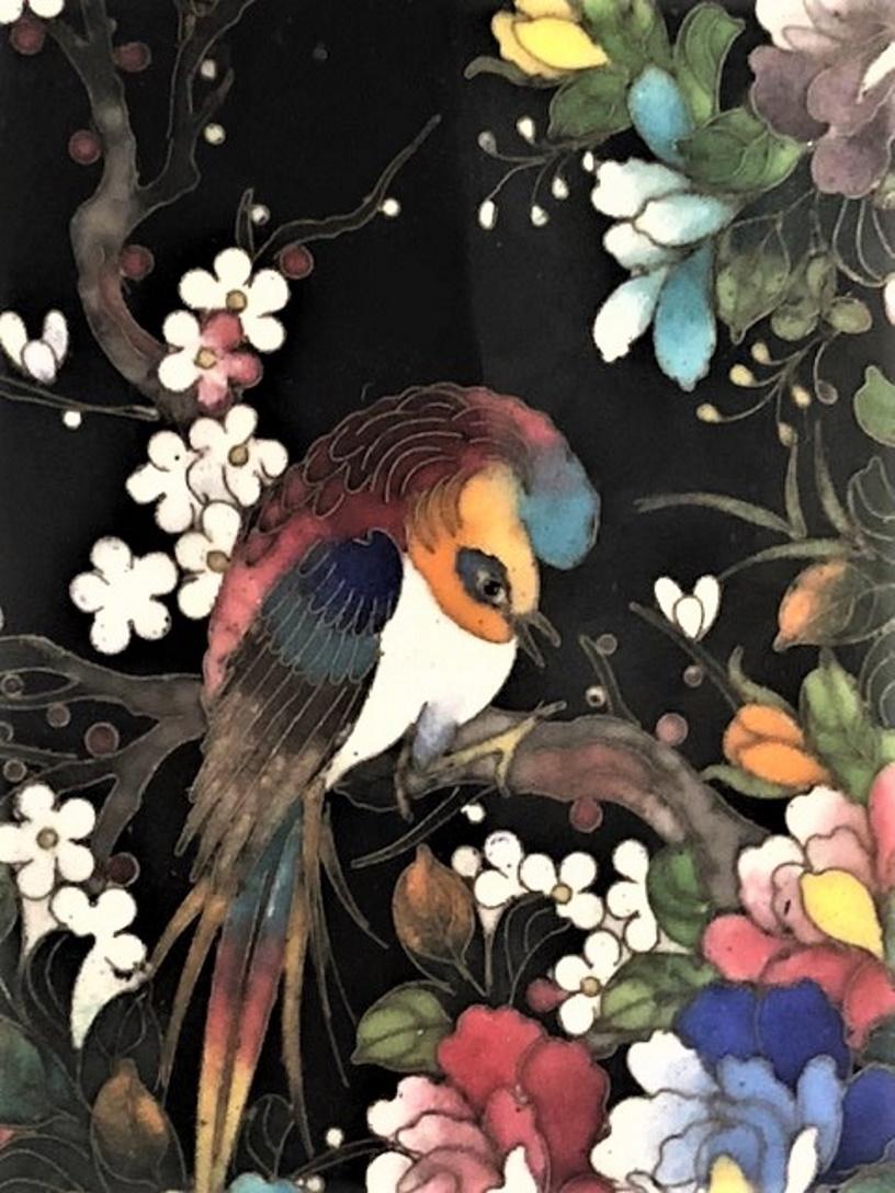 Début du 20ème siècle Boîte à bijoux chinoise Art Déco en émail cloisonné à motifs d'oiseaux et de fleurs, vers 1920 en vente