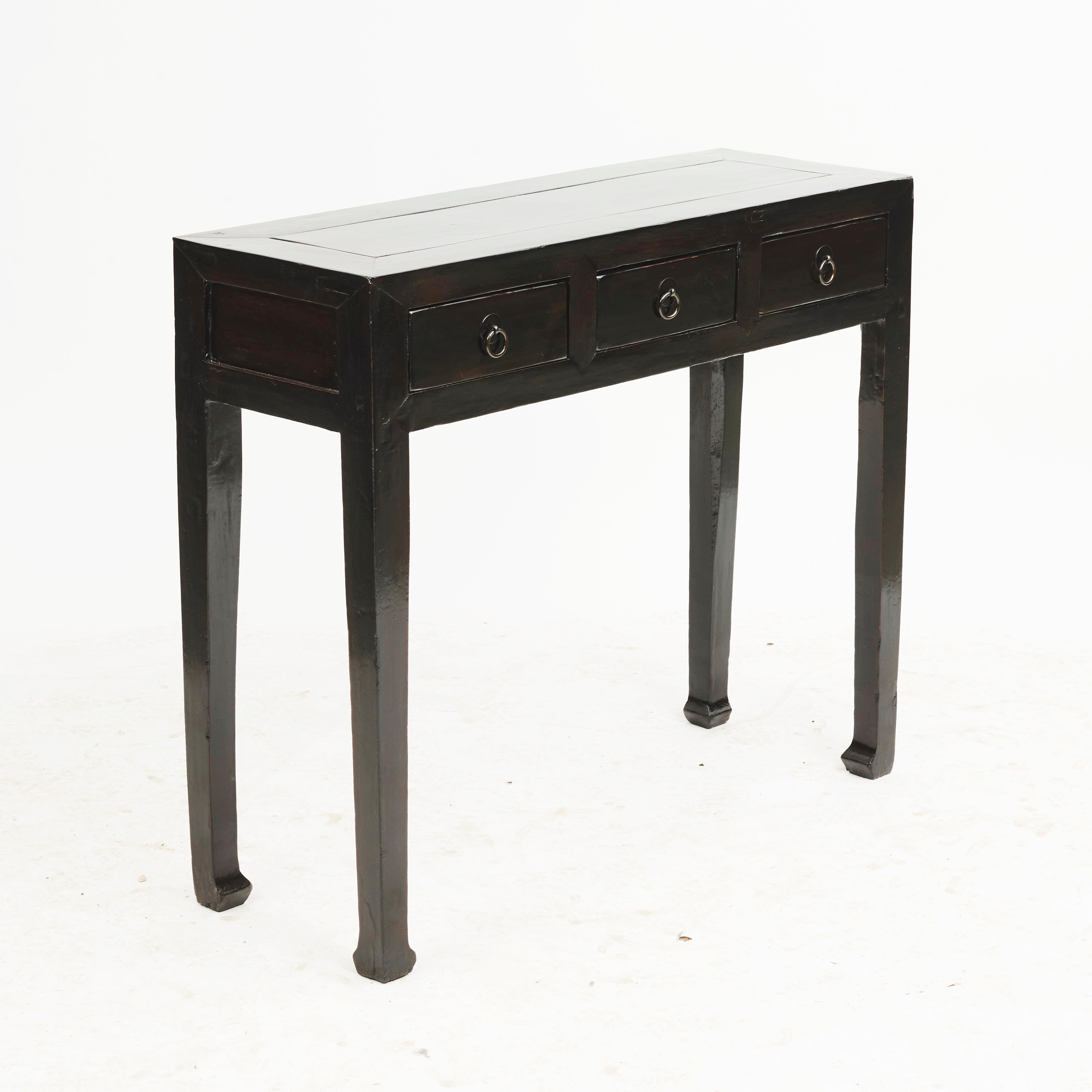 Art Deco, black lacquer console table. 3 drawers with ring pulls.
From Shandong, China, circa 1900-1920.
Freestanding.