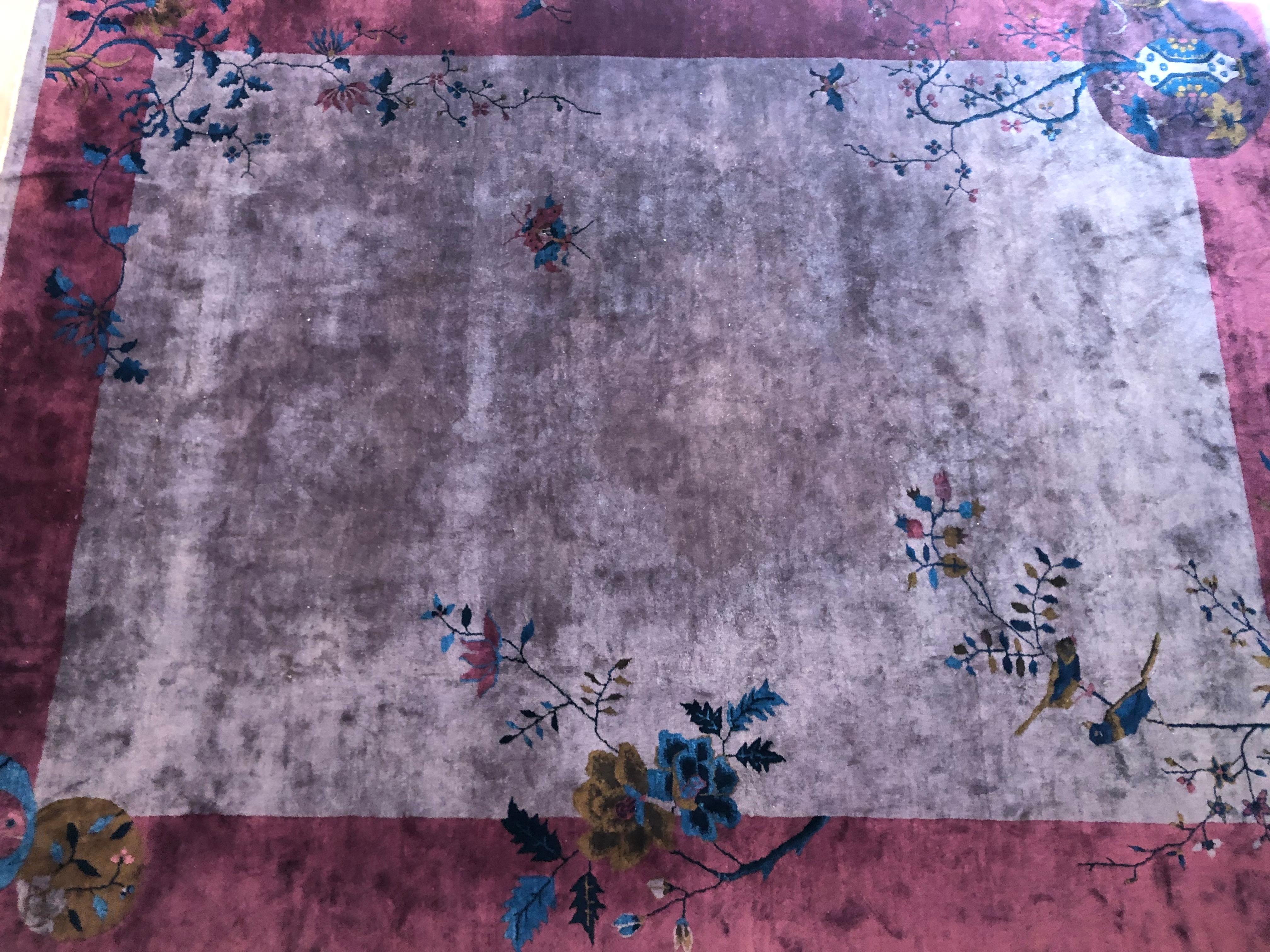 Ungewöhnlicher chinesischer Art-Déco-Teppich in rosa und violetten Tönen mit blauen Akzenten (Chinesisch) im Angebot