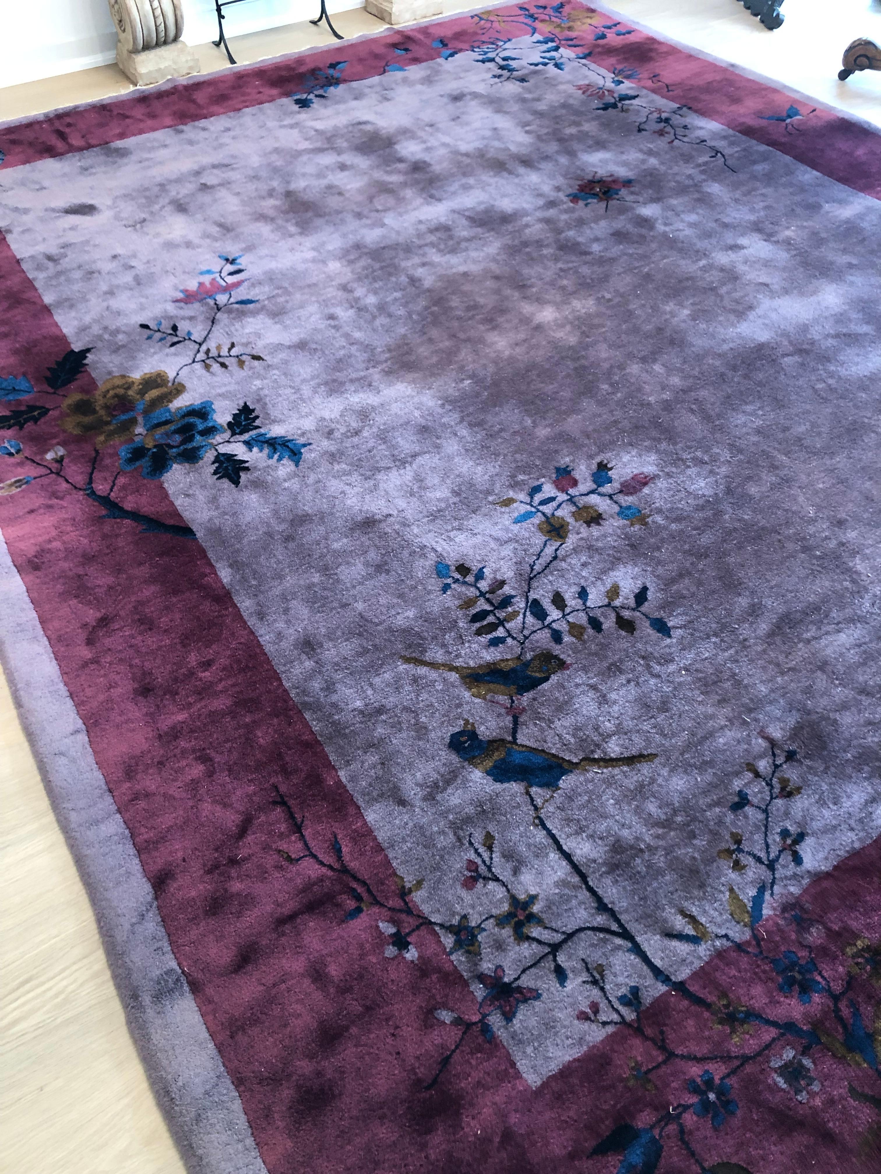 Ungewöhnlicher chinesischer Art-Déco-Teppich in rosa und violetten Tönen mit blauen Akzenten (Gewebt) im Angebot