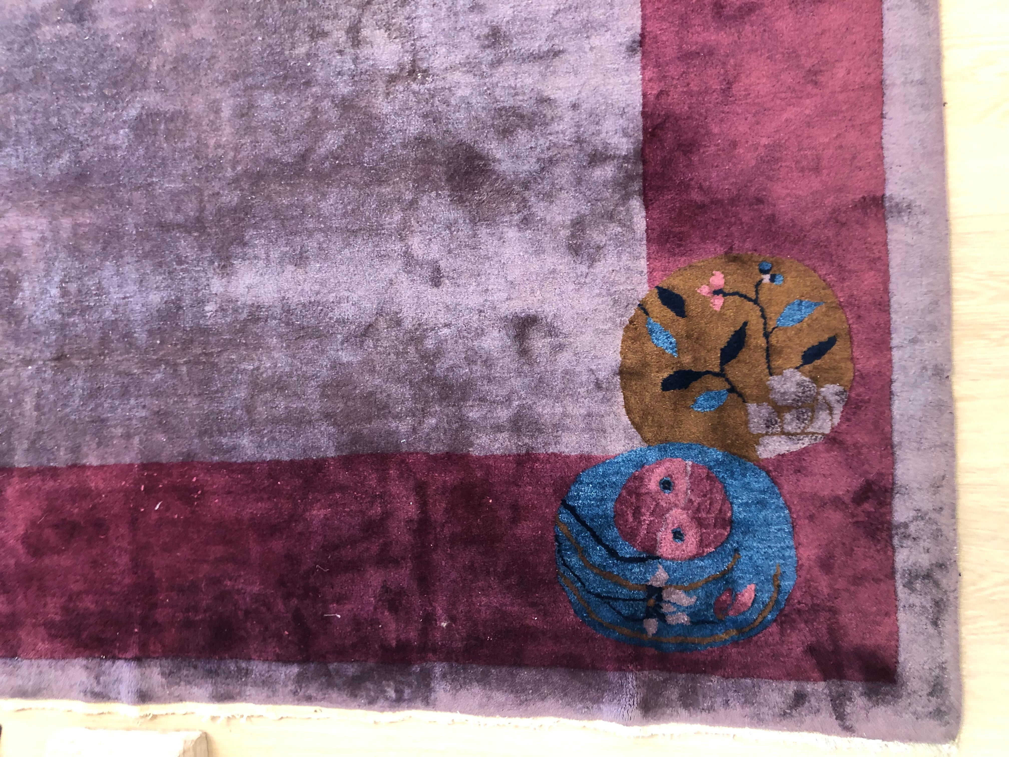 Ungewöhnlicher chinesischer Art-Déco-Teppich in rosa und violetten Tönen mit blauen Akzenten im Zustand „Gut“ im Angebot in Toronto, CA