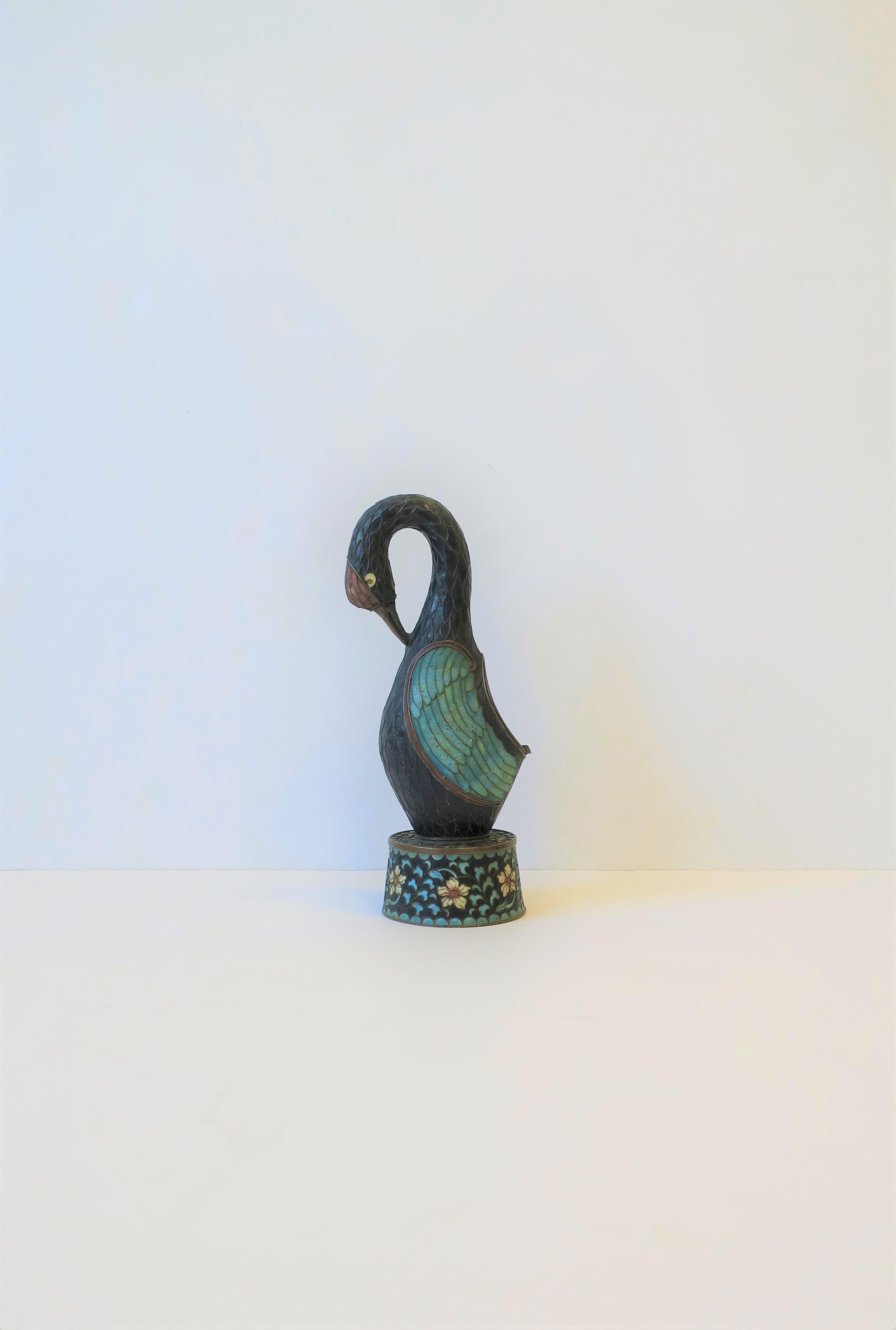 A beautiful Chinese Art Deco period champlevé enamel and bronze bird ashtray or sculpture, circa 1920s-1930s, China. Dimensions: 2.63