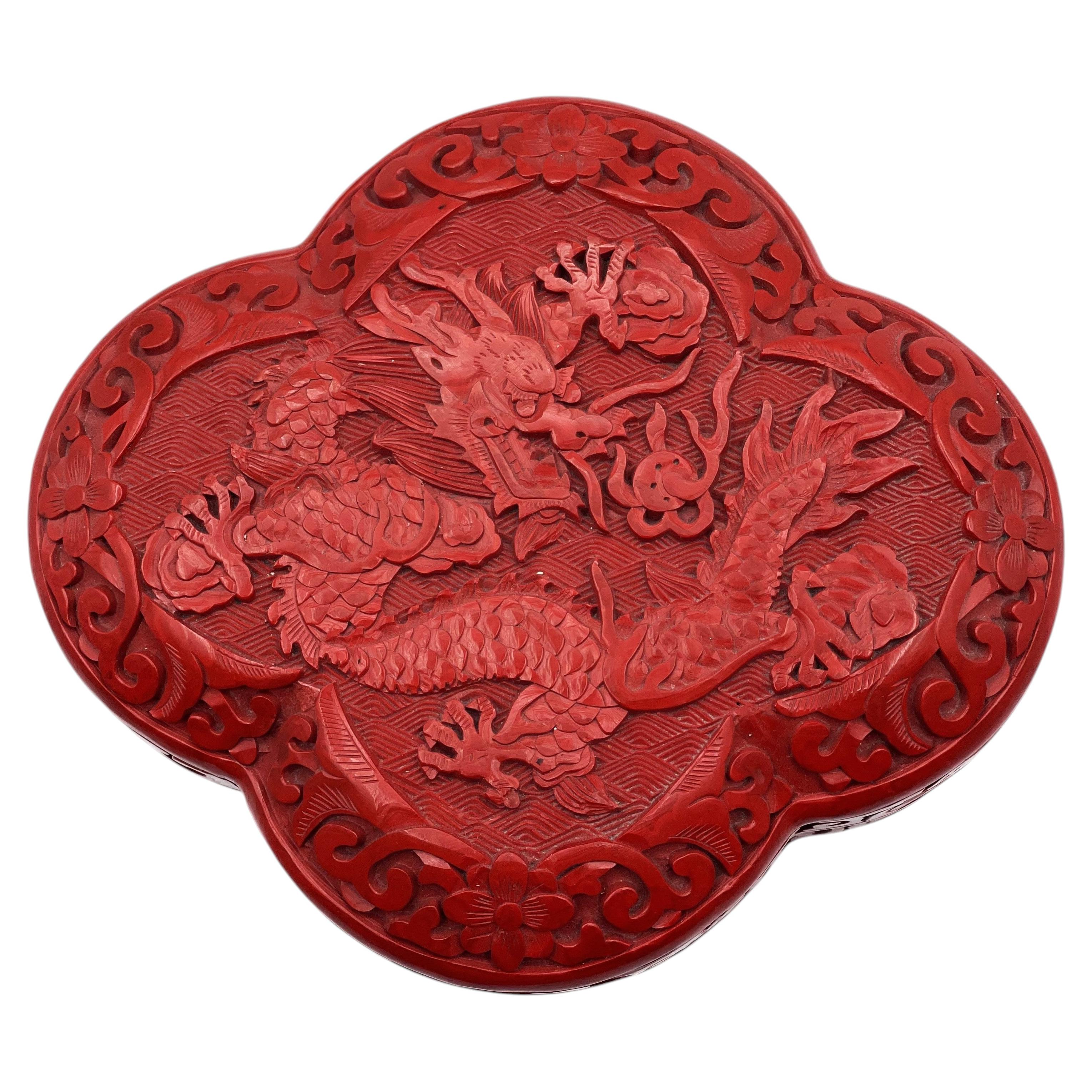 Chinesische Art-Déco-Schatulle mit Drachenmotiv aus Zinnoberlack in Vierpassform, um 1930
