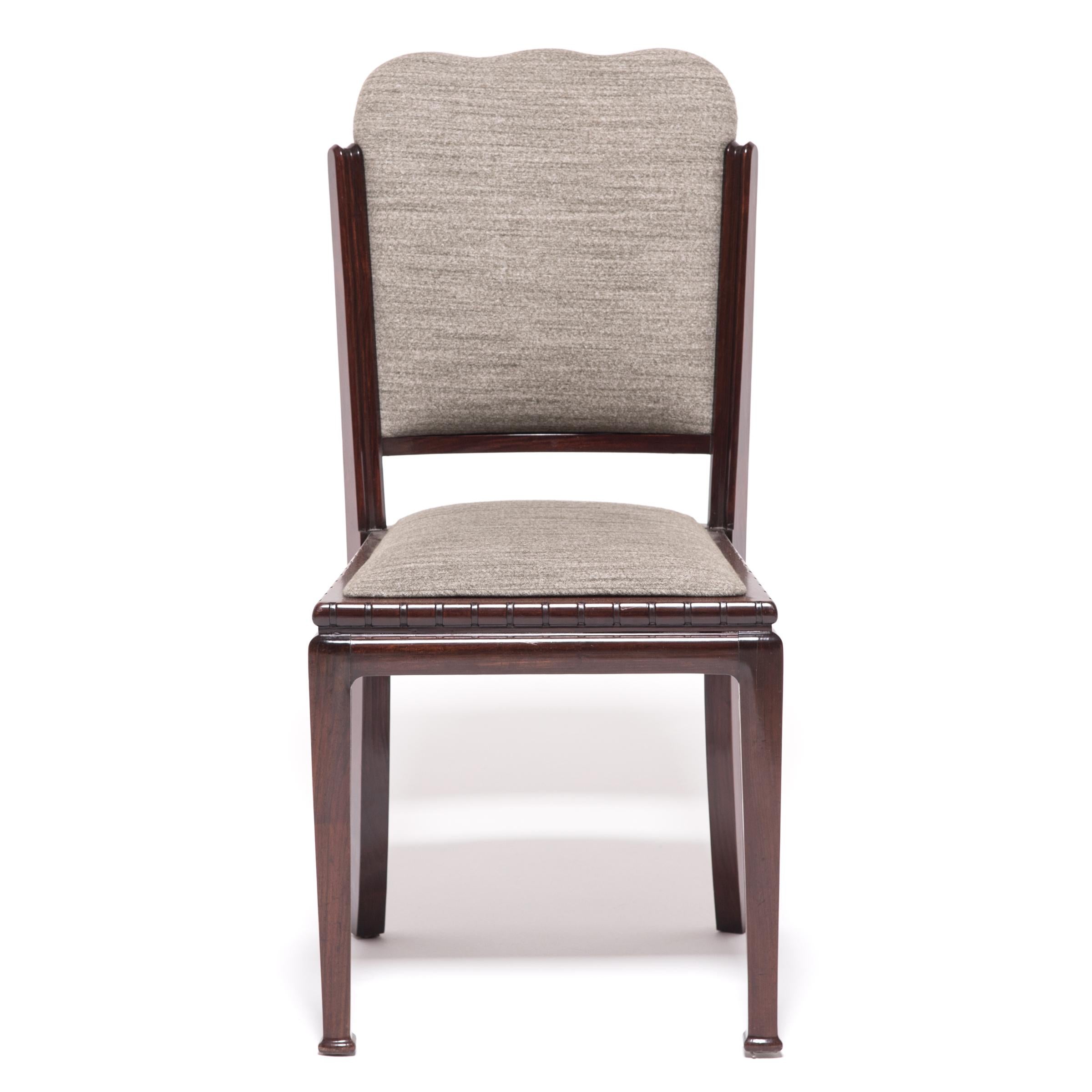 Dieser einzigartige Stuhl, der in den 1920er Jahren hergestellt wurde, um den weltweiten Hunger nach Art Déco zu stillen, kombiniert den stromlinienförmigen Stil der Epoche mit einer klassischen chinesischen Ästhetik. Der schöne Hartholzrahmen