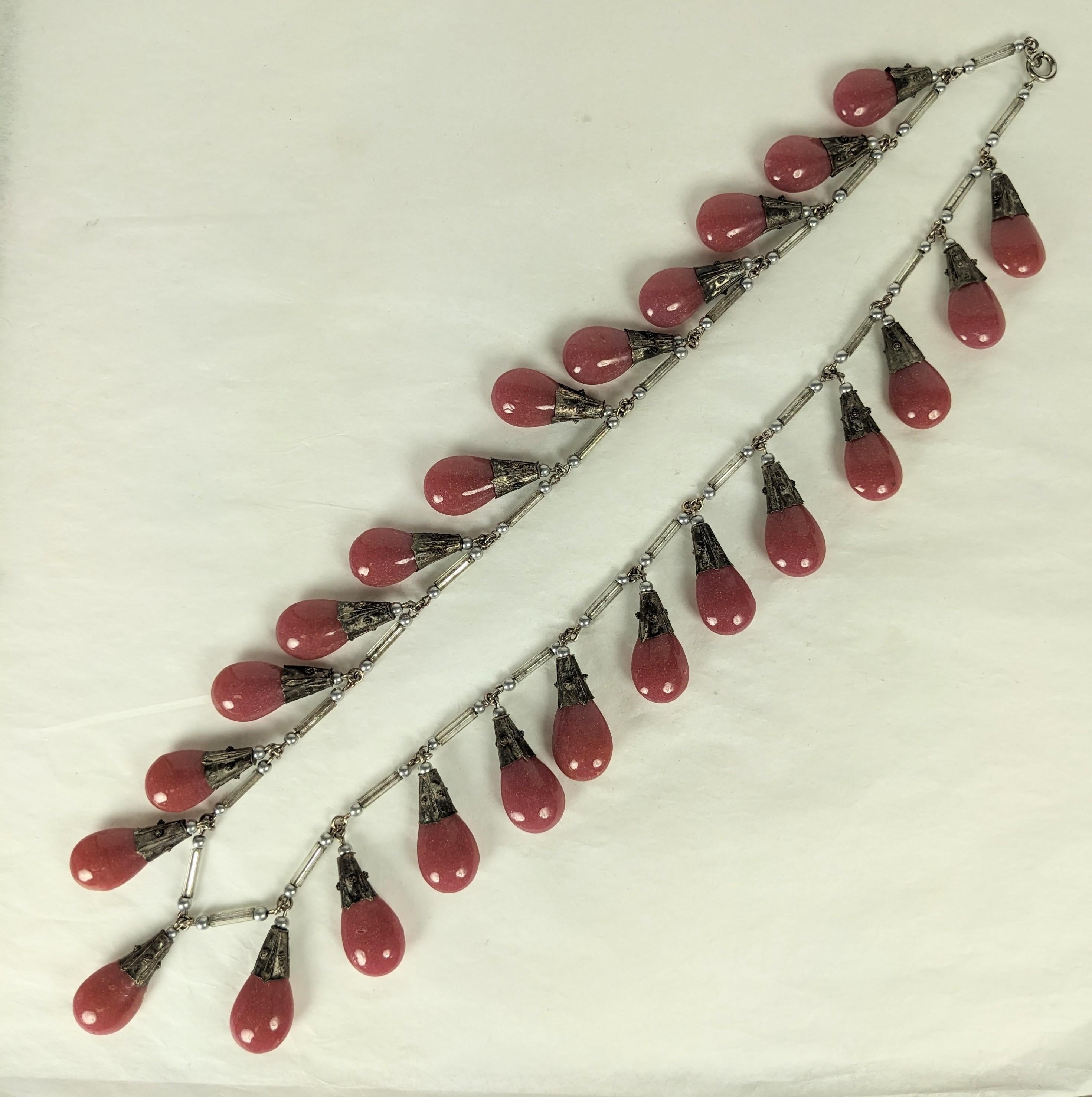 Halskette aus chinesischen Art-Déco-Tropfen aus den 1920er Jahren, die später in diesem Jahrhundert wieder montiert wurde. Jeder Tropfen hat eine versilberte CAP mit einem gegossenen Glastropfen, der einen rosa Turmalin nachbildet. Diese Tropfen