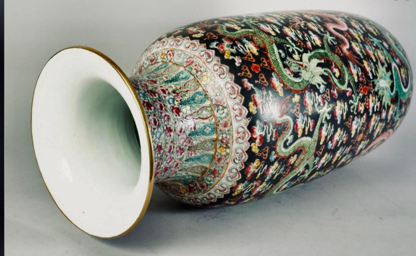 Giapponismo Vaso cinese Art Deco Famille-Rose con motivo di fiori e draghi, 1920 ca. 1920 in vendita