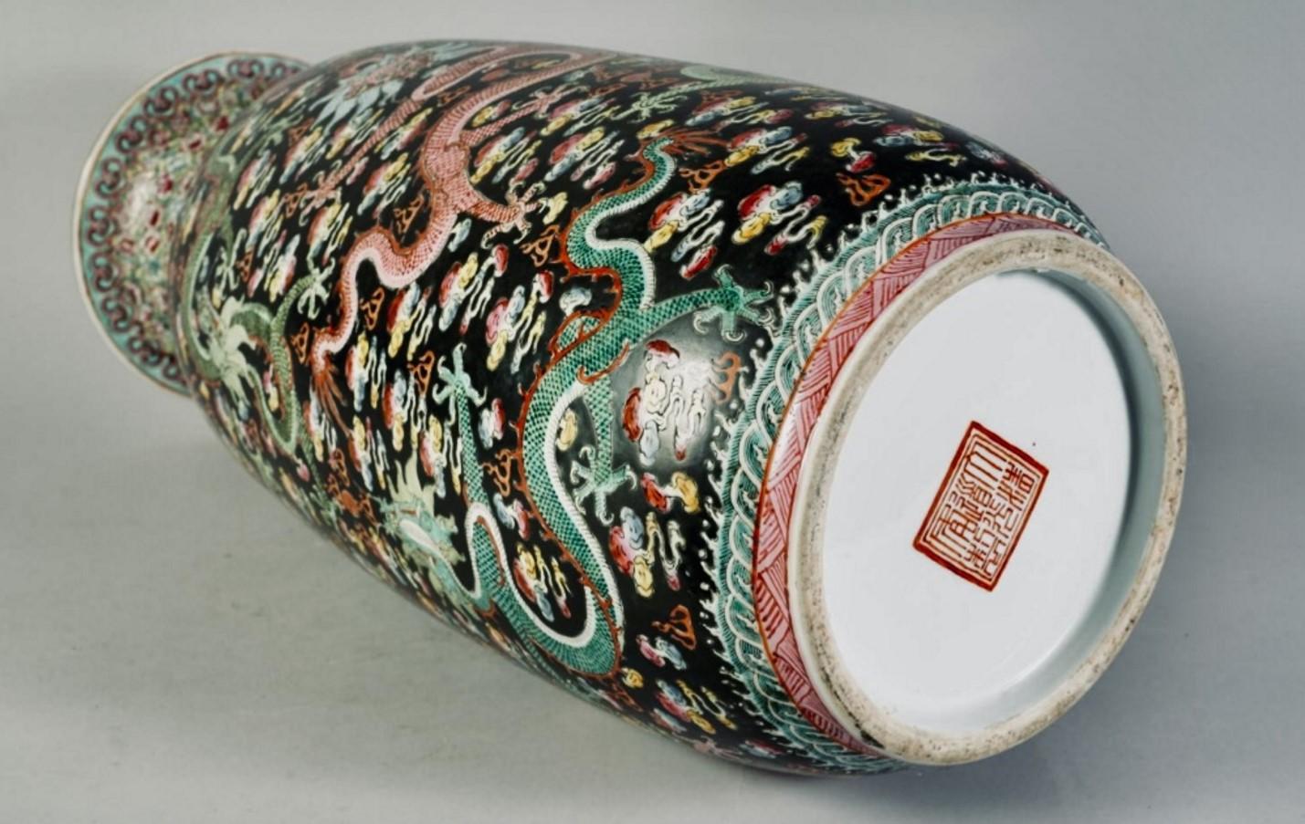 Cinese Vaso cinese Art Deco Famille-Rose con motivo di fiori e draghi, 1920 ca. 1920 in vendita