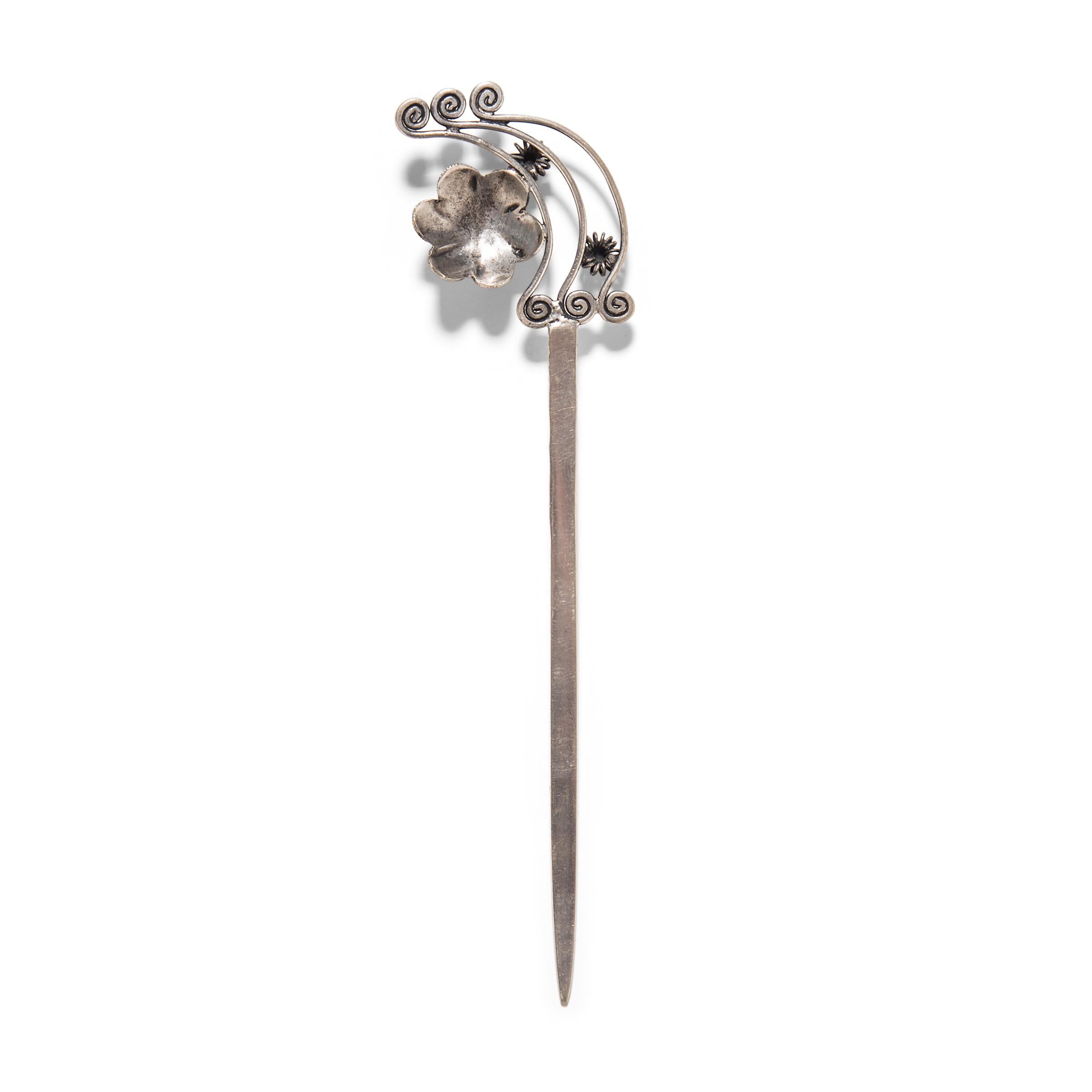 Chinese Art Deco Floral Silver Hairpin In Good Condition In Chicago, IL