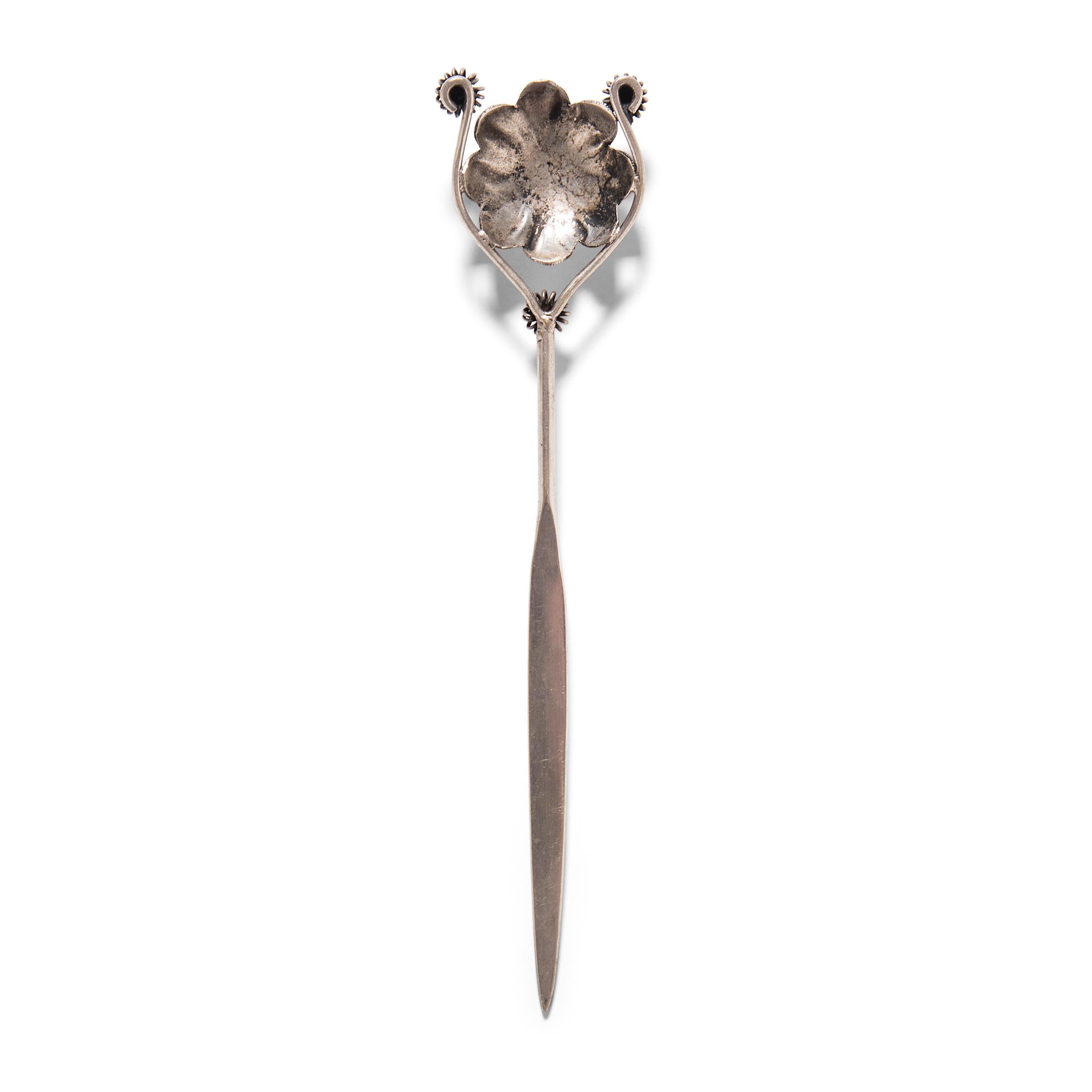 Chinese Art Deco Floral Silver Hairpin In Good Condition In Chicago, IL