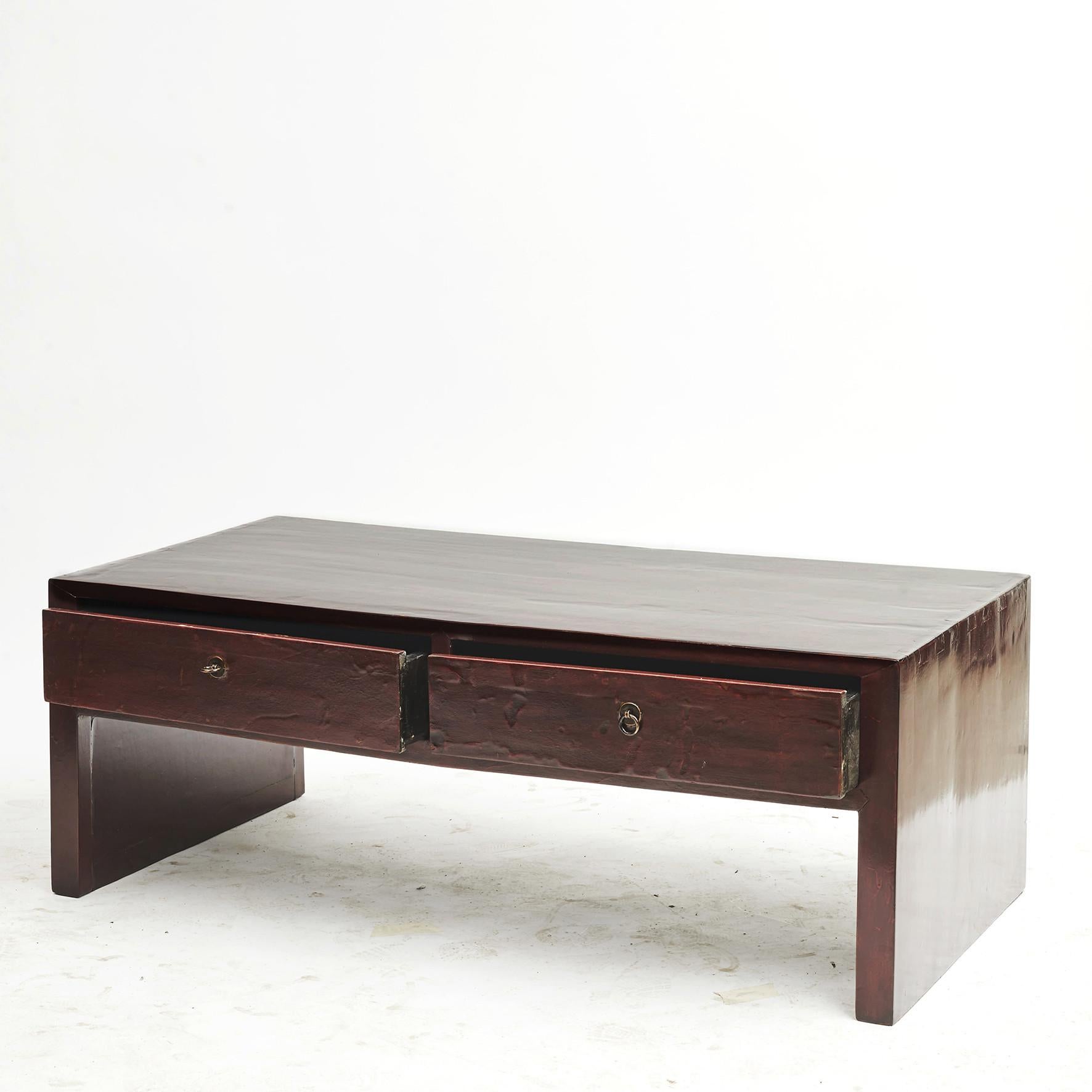 Chinese Art Deco coffee table with two sliding drawer that can be opened from both sides.
Original oxblood lacquer.
Jiangsu, China, 1910-1920.