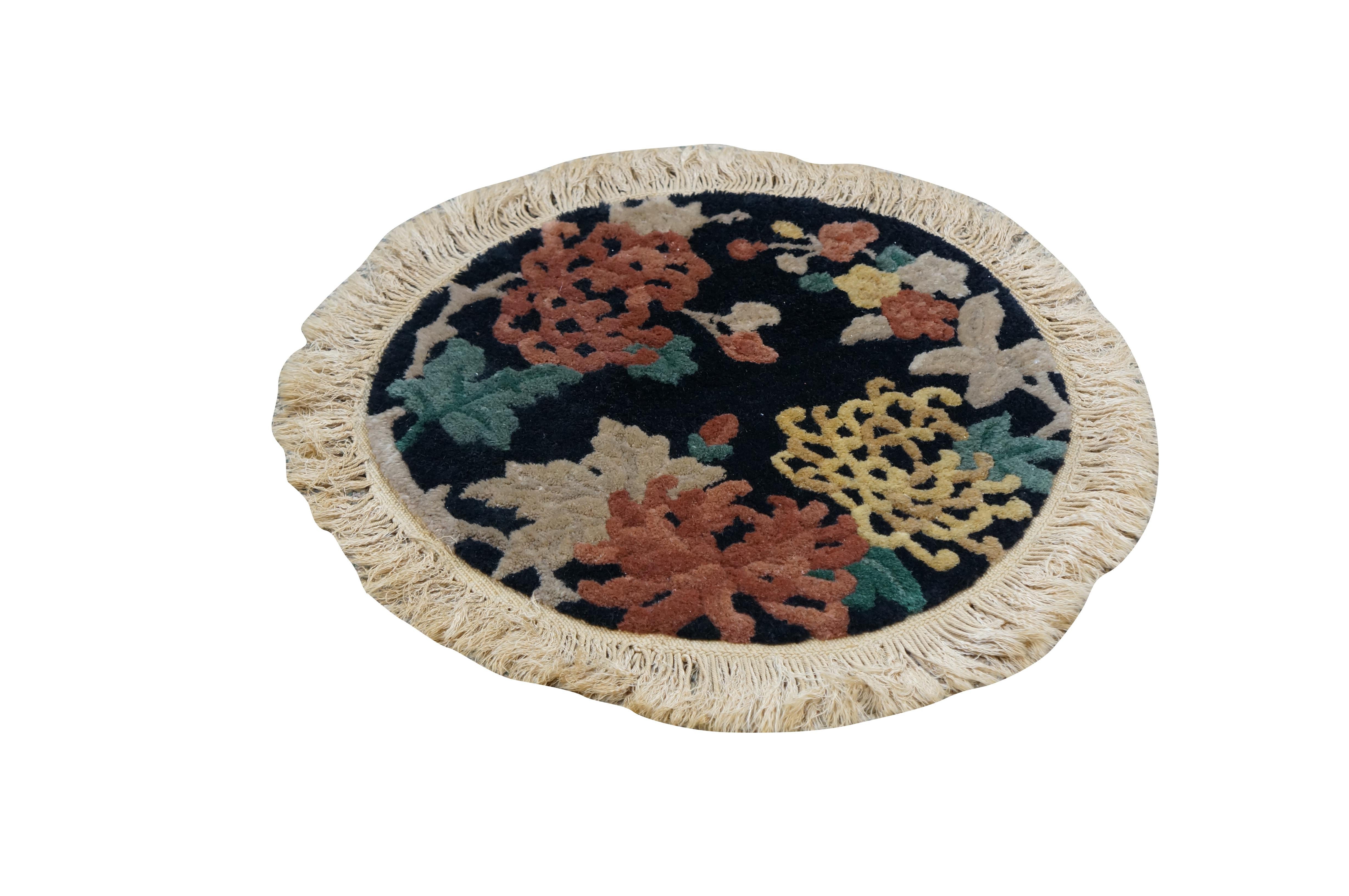 Tapis d'accent Art Deco Fette en laine. Tissé à la main en noir avec un design de chrysanthèmes beiges, jaunes, rouges et verts et une bordure de franges blanches. Fabriqué à Pékin, Chine.

Dimensions :
Mesuré avec frange - 20