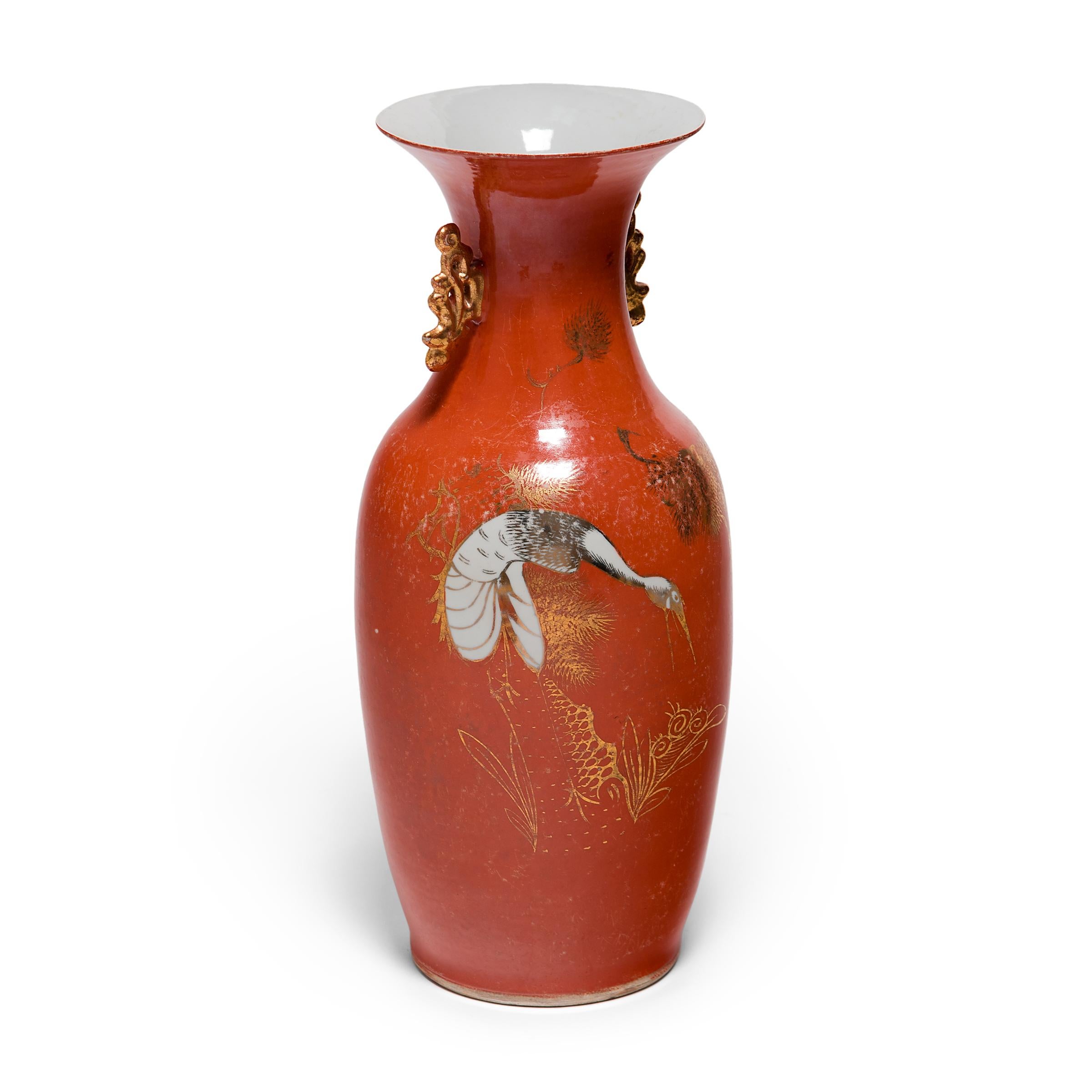 Diese Porzellanvase aus den 1920er Jahren, die sich an die dauerhafte Form des Phönixschwanzes aus der chinesischen Bronzezeit anlehnt, zeigt die geschwungenen Linien und die vergoldete Raffinesse, die den Art-déco-Stil des frühen 20. Jahrhunderts