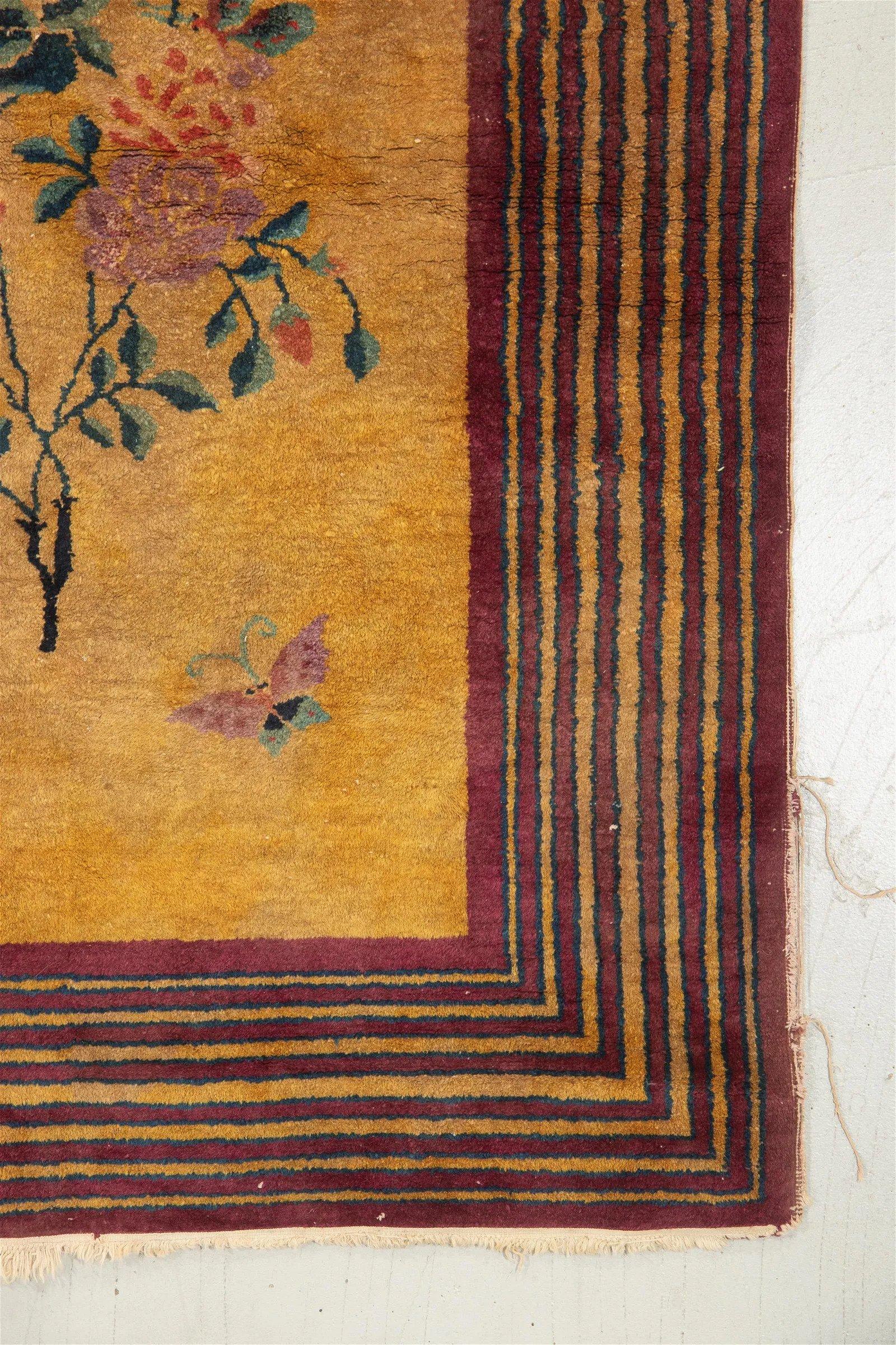 Handgefertigter antiker chinesischer Art-Déco-Teppich im Originalzustand, ca. Anfang des 20. Jahrhunderts.

MATERIAL: Flor aus Wolle, Kette aus Baumwolle, Schuss aus Baumwolle.